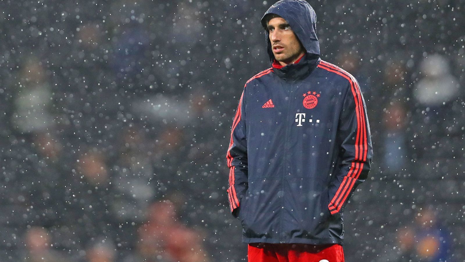 
                <strong>Javi Martinez (FC Bayern München)</strong><br>
                Ganze 88 Minuten stand der spanische Defensiv-Allrounder bisher für den FC Bayern in der Bundesliga auf dem Platz. Zu wenig für den fleißigen Martinez. Als er bei der 1:2-Niederlage gegen Hoffenheim erneut auf der Bank saß, flossen Tränen. Nicht ausgeschlossen, dass Martinez nach sechs Jahren das Kapitel FC Bayern beenden möchte.
              