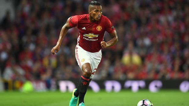 
                <strong>Antonio Valencia (Manchester United)</strong><br>
                Antonio Valencia (Manchester United): Dem Ecuadorianer kommt seine Vielseitigkeit zugute. Denn der gelernte Rechtsaußen macht auch als Rechtsverteidiger eine gute Figur. So gut, dass er bei Jose Mourinho in der Viererkette gesetzt ist. Der Vertrag Valencias läuft zwar 2017 aus, soll aber eine Option auf Verlängerung beinhalten. Begeistert Valencia weiterhin in neuer Rolle, dürfte diese wohl gezogen werden.
              