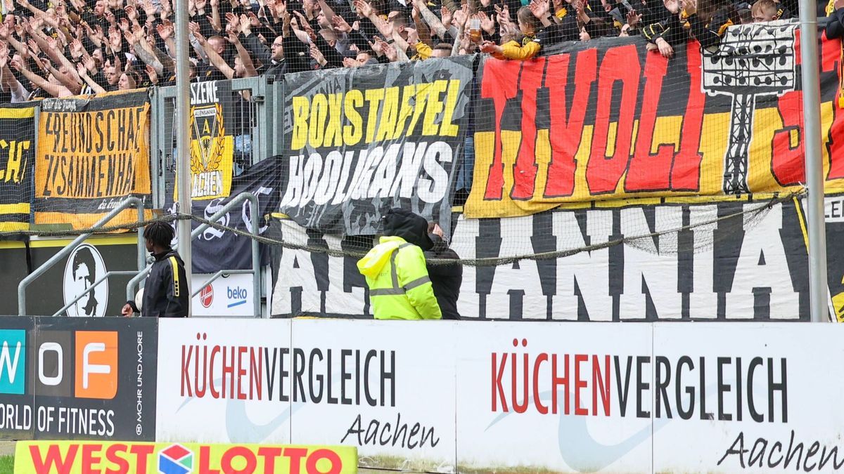 Alemannia Aachen Fans gegen Fortuna Köln 30.03.2024 Alemannia Aachen Fans feiern Sieg gegen Fortuna Köln. Anzeigentafel mit Endergebnis. Fußball, 27. Spieltag Regionalliga West Saison 2023 2024: TS...