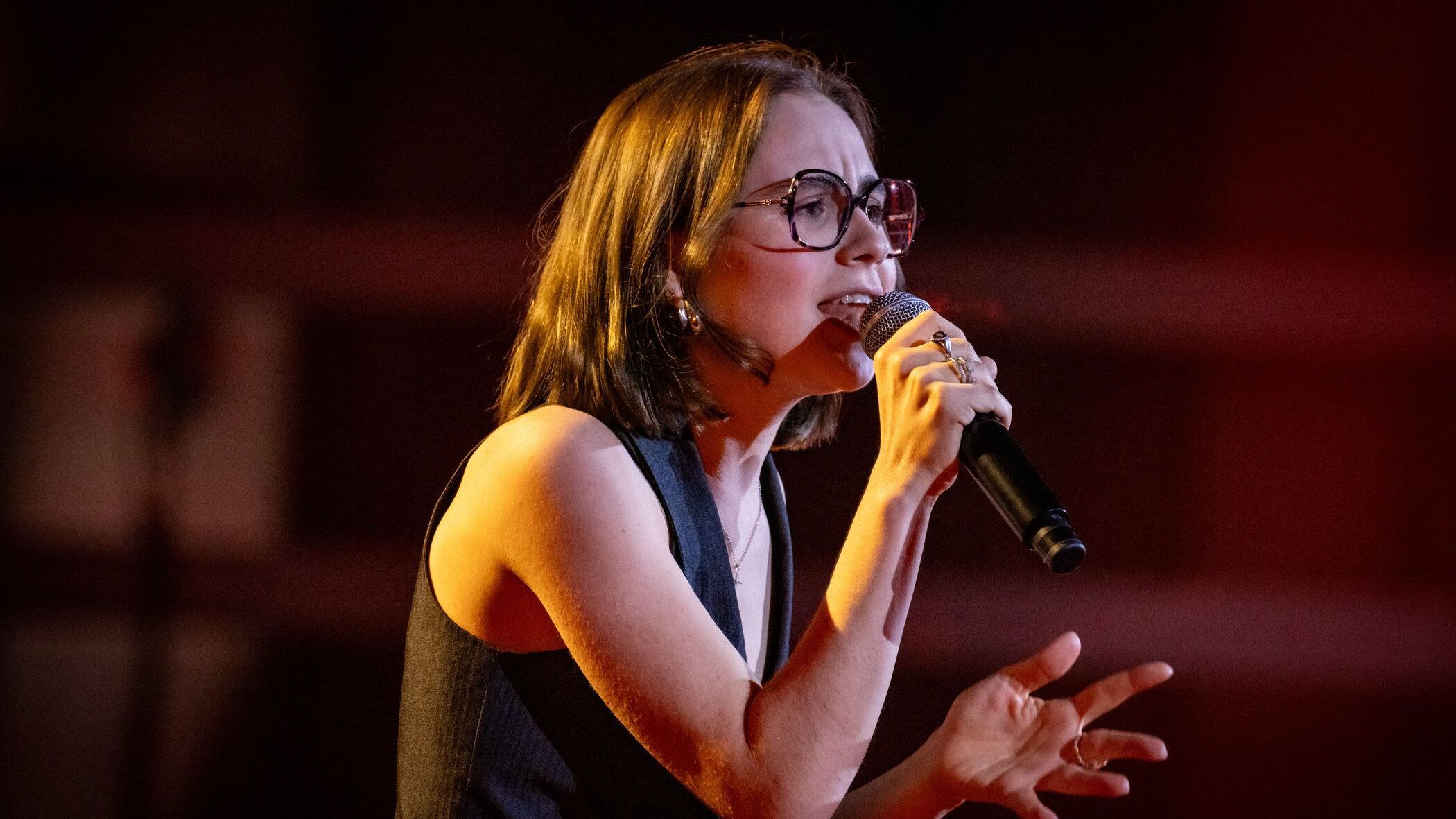 Jenny Hohlbauch (20) aus Nähe Esslingen am Necker singt "Immer wieder geht die Sonne auf" von Udo Jürgens - "Meine Glücksbringer sitzen meistens im Publikum: meine Familie und Freund*innen, die mich schon immer supporten.“