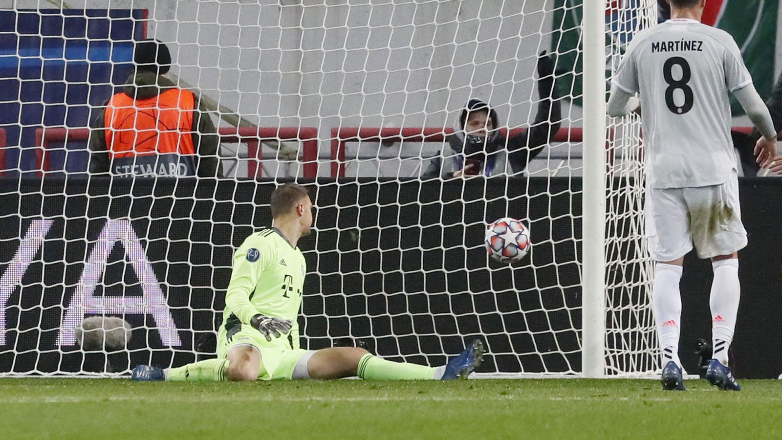 
                <strong>Manuel Neuer</strong><br>
                Ist bei den Chancen der Russen zur Stelle und wachsam. Beim Gegentor aus kurzer Distanz ist er hingegen machtlos. ran.de-Note: 3
              