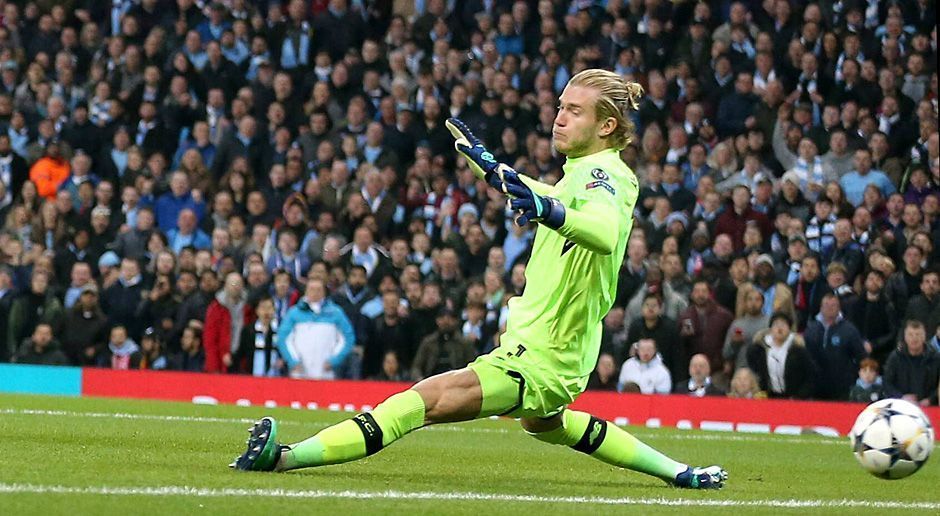 
                <strong>Loris Karius (FC Liverpool)</strong><br>
                Beim 0:1 in der zweiten Spielminute völlig machtlos. Danach hält Karius, was zu halten ist. Lässt sich auch nicht durch 55.000 wütende City-Fans aus der Ruhe bringen, als er sich bei den Abstößen etwas mehr Zeit lässt als nötig. Dann aber mit massig Glück vor dem eigentlichen 0:2, als er den Ball beim Herauskommen unkontrolliert an Milners Oberschenkel faustet. Im Anschluss allerdings ohne Fehl und Tadel bei hohen Bällen. Am Ende erreicht Karius mit den Reds sein erstes Champions-League-Halbfinale. Was für eine positive Entwicklung des zu Beginn alles andere als unumstrittenen deutschen Keepers. ran-Note: 2
              