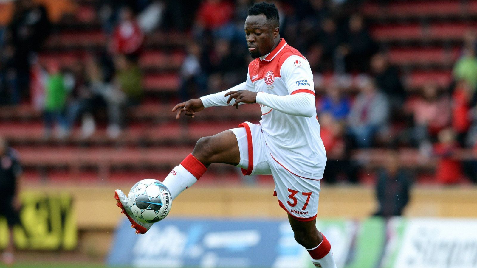 
                <strong>Bernard Tekpetey (Fortuna Düsseldorf) </strong><br>
                Der junge Ghanaer sorgte in der vergangenen Zweitliga-Saison für Furore, als er als Leihspieler des FC Schalke 04 dem SC Paderborn mit starken Leistungen zum Aufstieg verhalf. In der kommenden Spielzeit haben die Königsblauen den talentierten Flügelspieler an Fortuna Düsseldorf verliehen. Zwei Jahre wird der 21-Jährige das Trikot der Fortuna tragen.
              