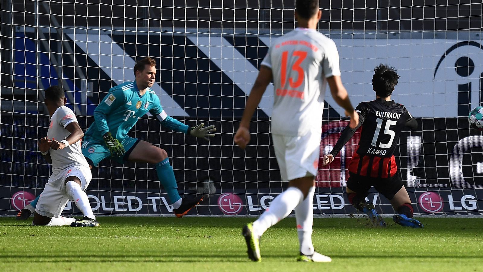 
                <strong>Manuel Neuer</strong><br>
                Der Kapitän ist bei den Gegentoren chancenlos. Gegen Toure verhindert er in der 45. Minute Schlimmeres und hält den Rekordmeister im Spiel. In der zweiten Halbzeit reagiert er gegen Kostic glänzend. ran-Note: 3
              