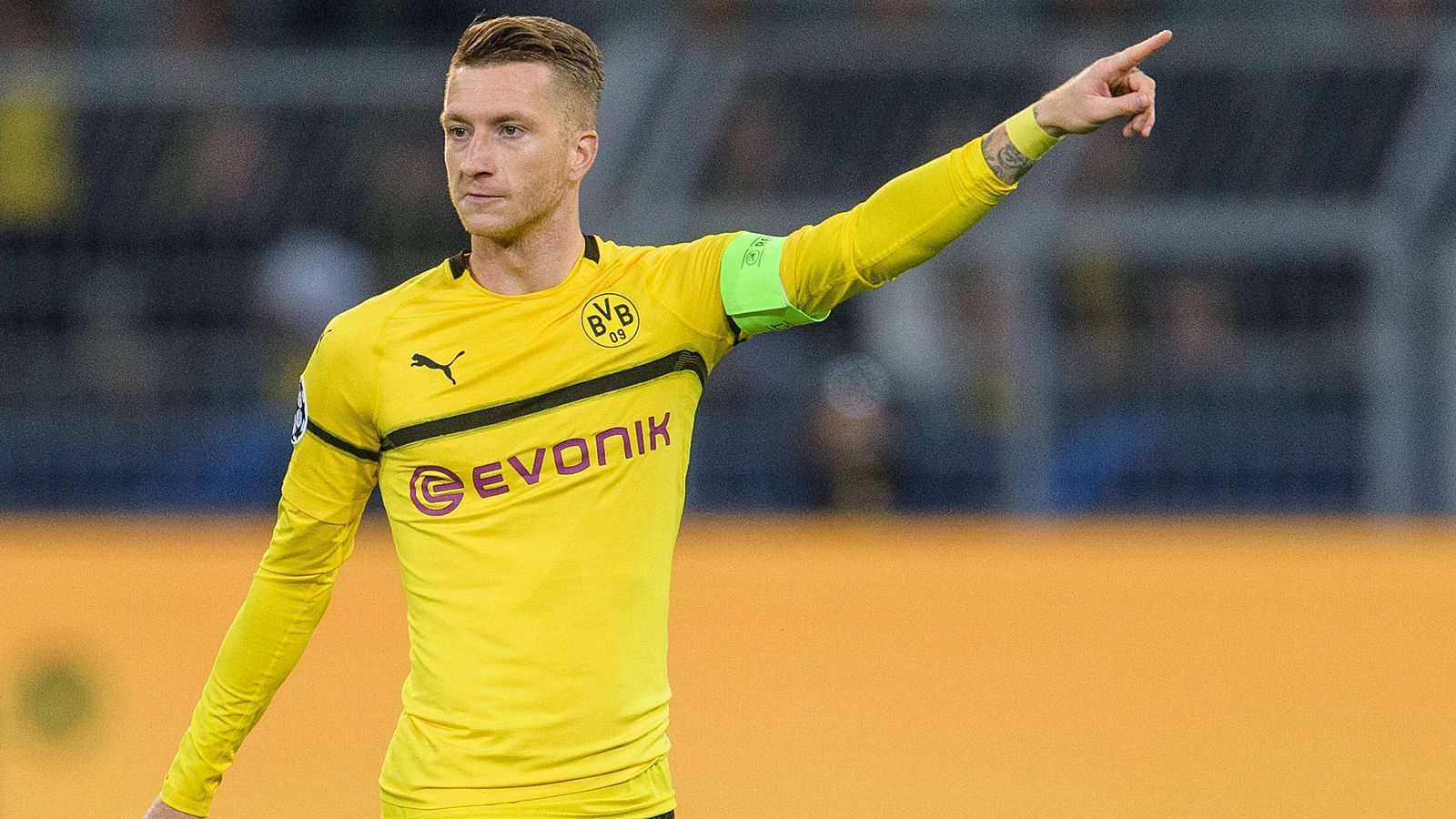 
                <strong>Offensives Mittelfeld: Marco Reus</strong><br>
                Der Kapitän bestimmt Tempo und Rhythmus im Dortmunder Spiel. Mit seinen Läufen bereitet Reus Atletico Probleme. Ist sich auch nicht zu schade, hinten auszubügeln. Kurzum: Er unterstreicht seine brillante Frühform. Die Belohnung raubt ihm wohl Hakimi, als er Reus den Ball in bester Position stibitzt und scheitert. ran-Note: 1
              