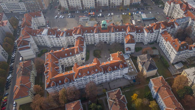 Die Wohnanlage ist nach dem Floridsdorfer Gemeinderat Anton Schlinger (1870-1912) benannt. Die Architektur erweckte den Eindruck eines kleinen Dorfes mit Marktplatz mitten in der Großstadt.