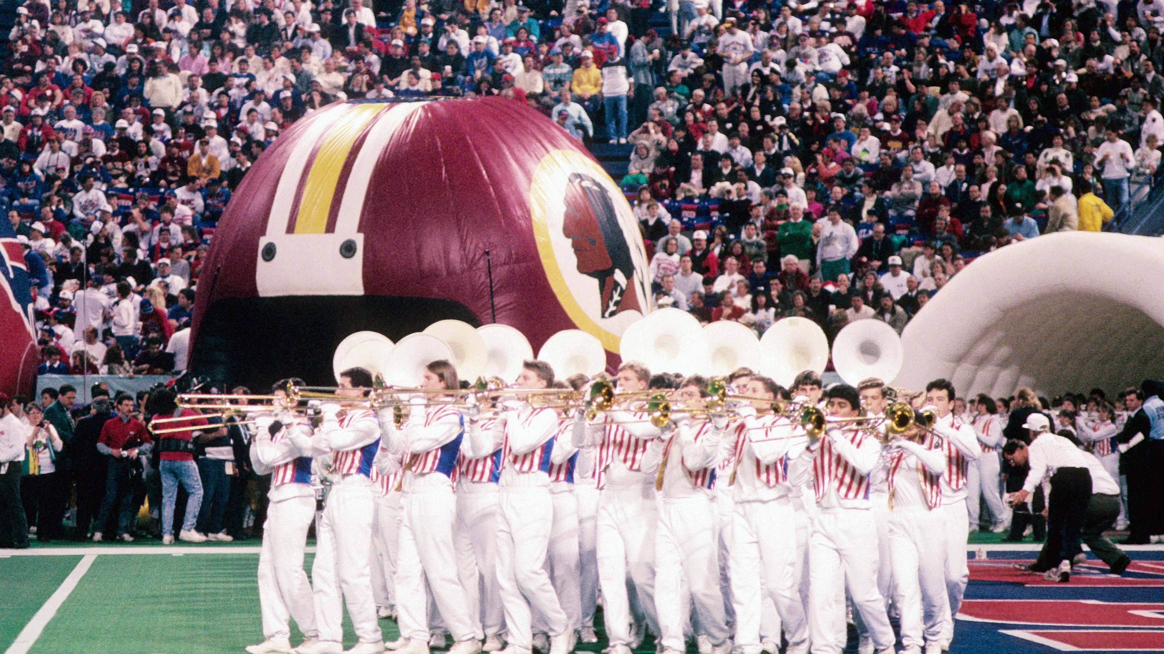 <strong>Spezielle Halftime Show</strong> <br>Die Halftime Show stand damals unter dem Motto "Winter Magic" mit Tänzern, einem Orchester und Olympiasiegern im Eiskunstlauf, dazu gab es Gesangseinlagen von Gloria Estefan. Beim Publikum kam die Show überhaupt nicht gut an. 22 Millionen TV-Zuschauer "flüchteten" zu anderen Sendern.