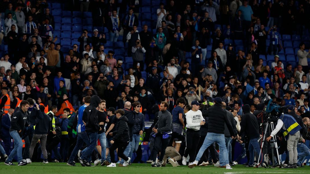 Fans laufen nach dem Spiel aufs Feld. Foto: