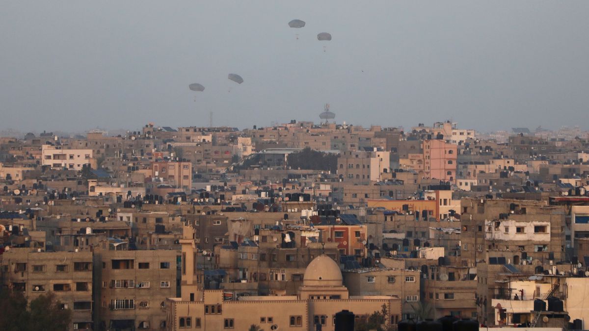 02.03.2024, Palästinensische Gebiete: Humanitäre Hilfsgüter werden von den USA aus der Luft über Gaza-Stadt abgeworfen. 