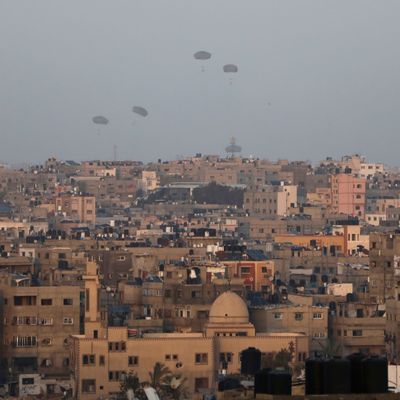 02.03.2024, Palästinensische Gebiete: Humanitäre Hilfsgüter werden von den USA aus der Luft über Gaza-Stadt abgeworfen. 