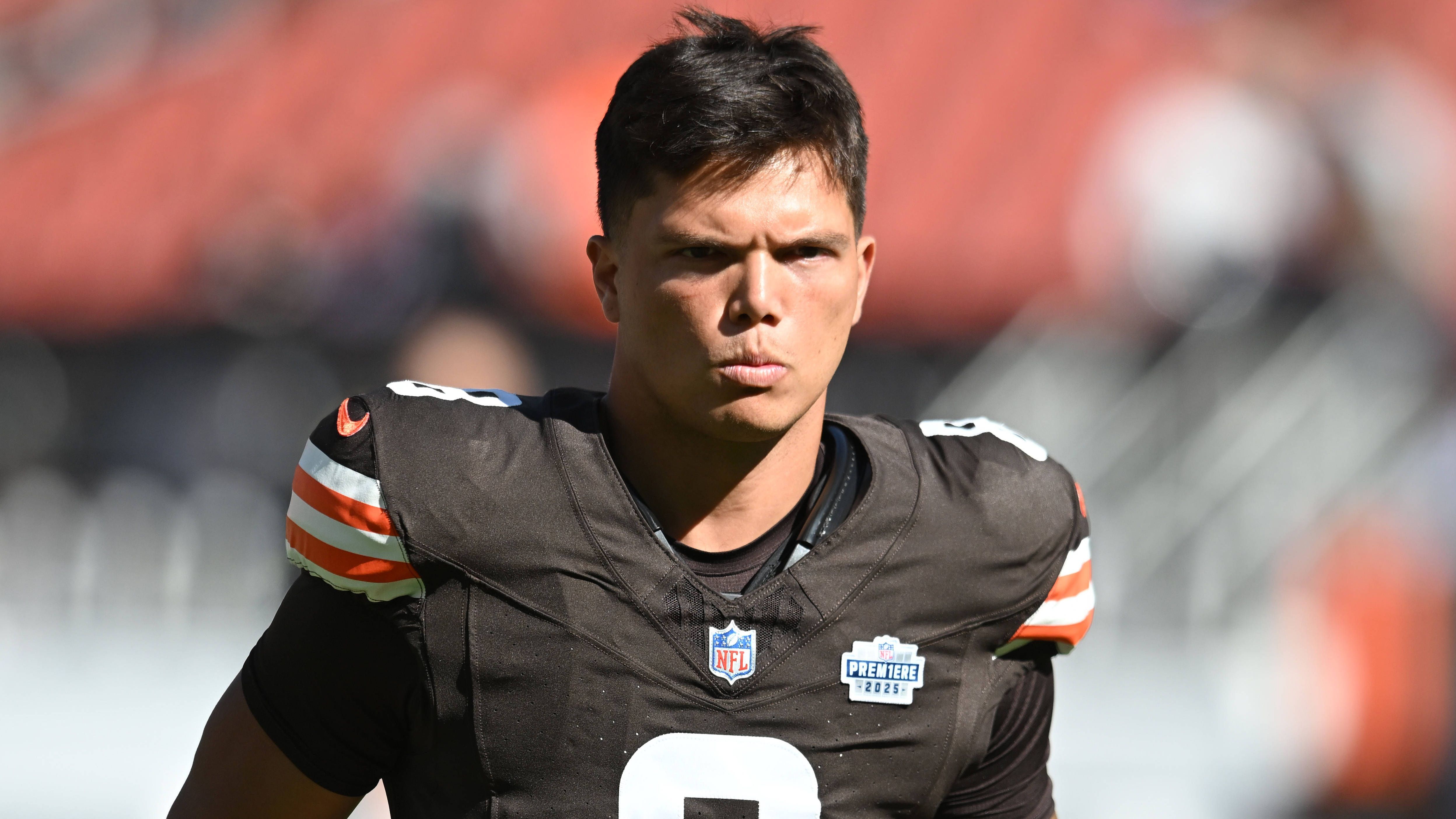 <strong>Cleveland Browns<br></strong>• Starter: Dillon Gabriel (Rookie, im Bild)<br>• Backups: Shedeur Sanders (Rookie)<br>• Practice Squad: Bailey Zappe<br>• Verletzt: Deshaun Watson