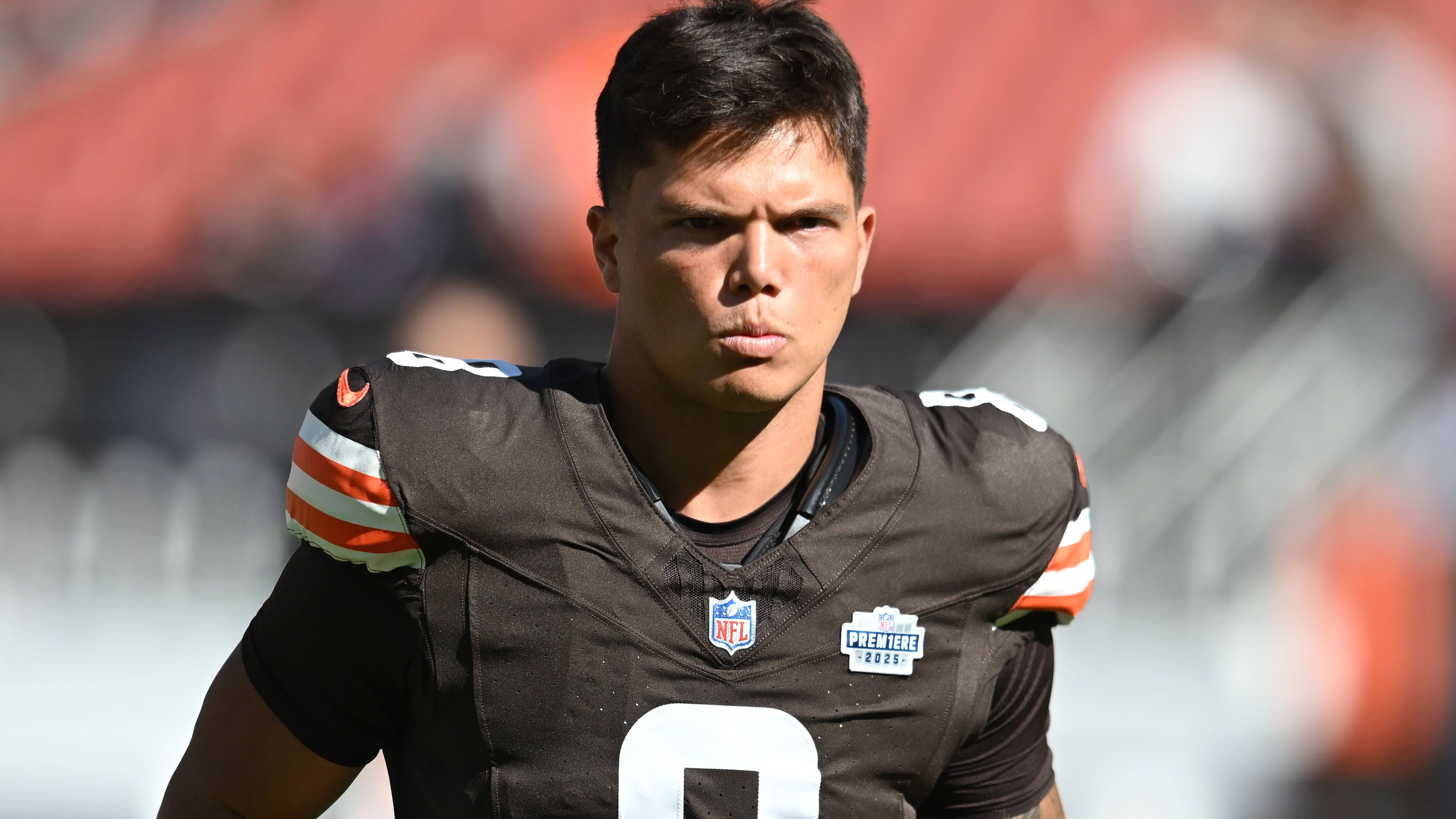 <strong>Cleveland Browns<br></strong>Nach der nächsten enttäuschenden Offense-Leistung ziehen die Browns die Reißleine: Joe Flacco muss auf die Bank, in Woche 5 gegen die Minnesota Vikings in London feiert Rookie Dillon Gabriel sein Debüt als Starter.<br>• Starter: Dillon Gabriel (Rookie, im Bild)<br>• Backups: Joe Flacco, Shedeur Sanders (Rookie)<br>• Practice Squad: Bailey Zappe<br>• Verletzt: Deshaun Watson