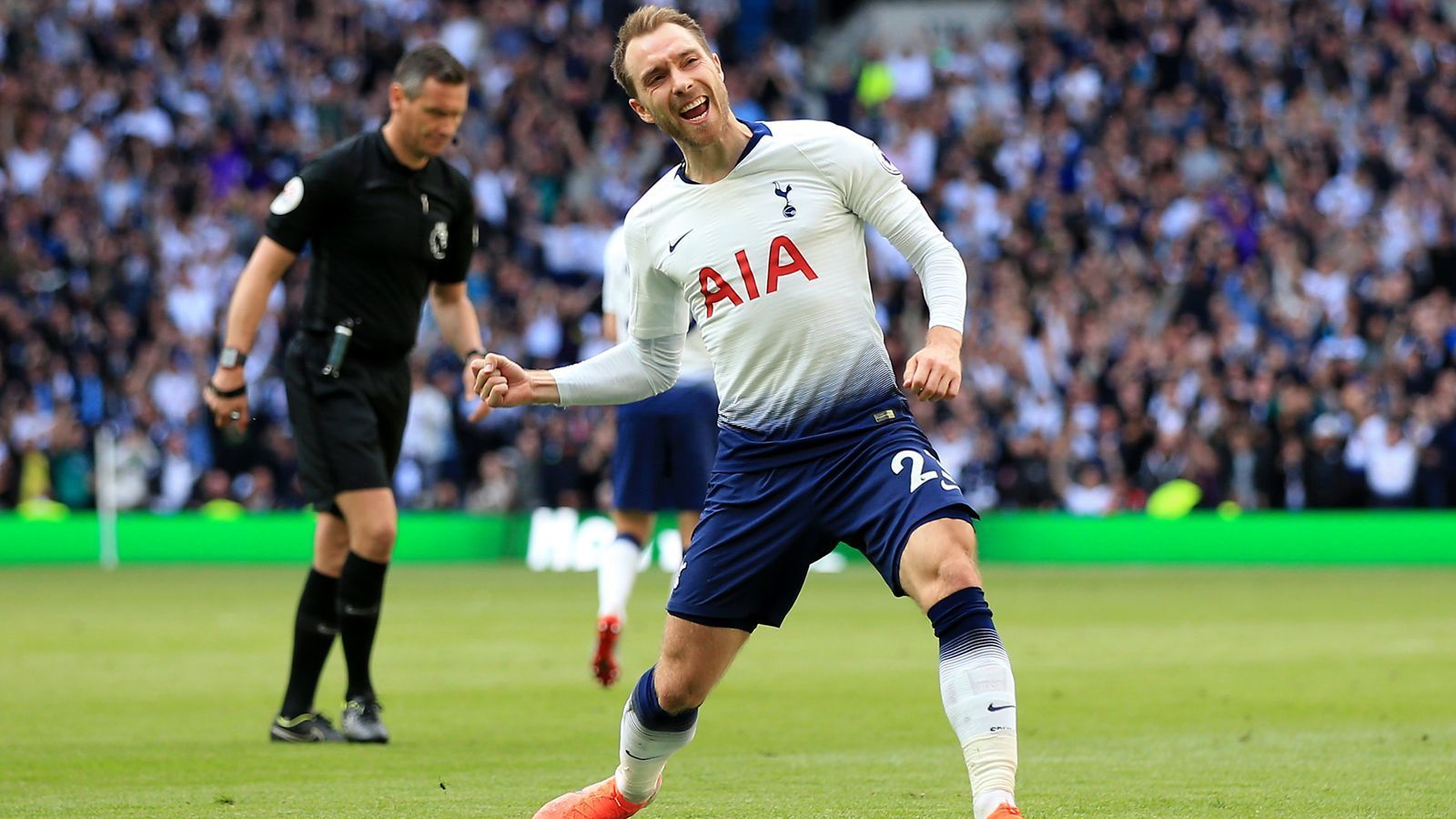 
                <strong>1067. Saisontor - Tottenhams Christian Eriksen mit dem Rekordtreffer!</strong><br>
                Am 38. und letzten Spieltag der Premier-League-Saison 2018/19 stellte Tottenham-Star Christian Eriksen einen neuen Rekord auf. Mit seinem Tor zum 2:2-Ausgleich gegen Everton erzielte der dänische Nationalspieler das 1067. Tor der Spielzeit 2018/19. So viele Treffer fielen noch nie zuvor im Laufe einer Saison der Premier League (seit diese mit 38 Spieltagen absolviert wird). (Quelle: Optafranz/twitter)
              