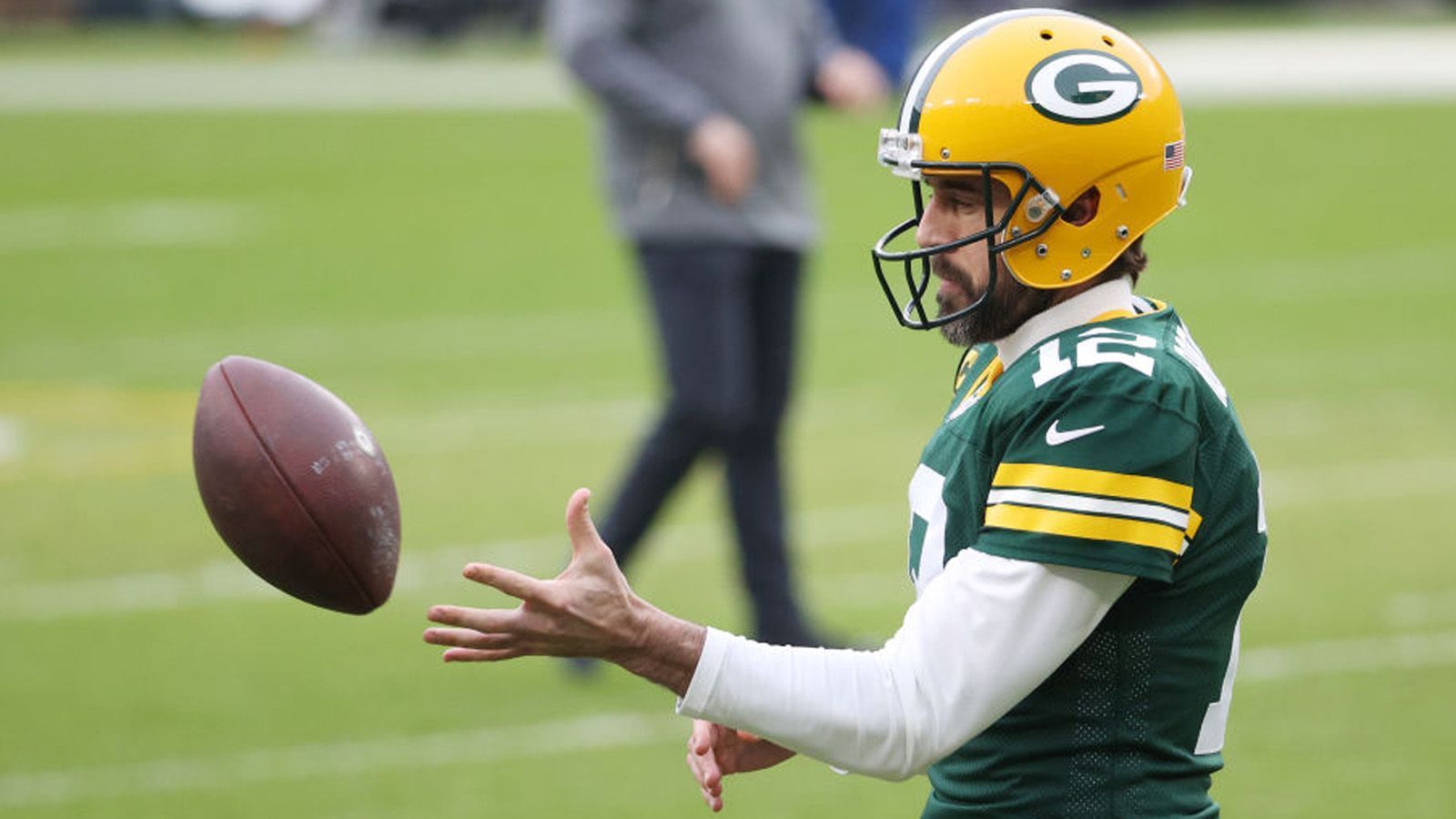 
                <strong>Vermeintlicher MVP-Fluch könnte anhalten</strong><br>
                Aaron Rodgers gilt aufgrund seiner überragenden Leistungen in der regulären Saison als der vermutliche MVP. Sollte er diese Auszeichnung wirklich erhalten, würde der MVP-Fluch weiter anhalten. Seit nunmehr 21 Jahren konnte der MVP der regulären Saison nicht mehr den Super Bowl gewinnen. Dem letzten Spieler, dem dies gelang, war 1999 Kurt Warner.
              