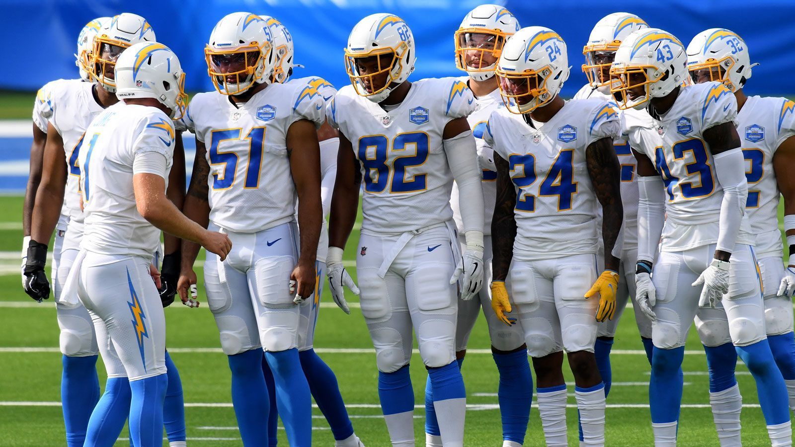 
                <strong>Los Angeles Chargers</strong><br>
                Mit dem zum zweiten Mal betroffenen Tackle Trey Pipkins, dem ohnehin verletzten Defensive Back Derwin James und Tight End Hunter Henry befinden sich drei Akteure der Los Angeles Chargers derzeit auf der Covid-19-Liste. Der wegen einer Trizeps-Verletzung 2020 nicht mehr einsatzfähige Offensive Lineman Ryan Groy sowie Defensive Back Brandon Facyson und Linebacker Kyzir White standen zuletzt auf der Covid-Liste. Ende Oktober war zudem Tackle Trey Pipkins betroffen. In der Sendung "Hard Knocks" hatte Head Coach Anthony Lynn seine bereits überstandene Infektion öffentlichtkeitswirksam bei einer Anrede an sein Team offenbart.
              