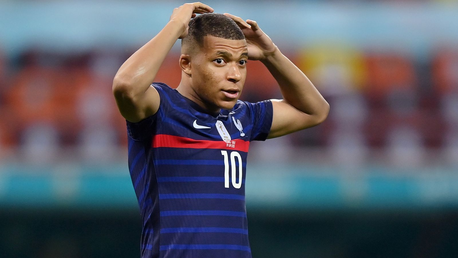 
                <strong>Angriff: Kylian Mbappe (Frankreich)</strong><br>
                Die Franzosen gingen mit Kylian Mbappe als personifizierten Erfolgsgaranten in die EM-Endrunde, diesem Druck konnte der Weltmeister von 2018 aber nicht standhalten. Der PSG-Profi blieb bei den vier Endrunden-Spielen der "L'Equipe" ohne eigenes Tor, wurde beim Achtelfinal-Aus gegen die Schweiz zur tragischen Figur. Er vergab als einziger Schütze seinen Elfmeter und so schieden die Franzosen nach Mbappes Fehlschuss vorzeitig aus. Danach stand er vor allem wegen seiner angeblichen Arroganz in der Kritik, die sowohl Experten als auch sogar Eltern anderer Nationalspieler monierten. So kam es im Rahmen des Achtelfinals wohl zwischen der Mutter von Adrien Rabiot und dem Vater von Mbappe zu einem Streit auf der Tribüne.
              