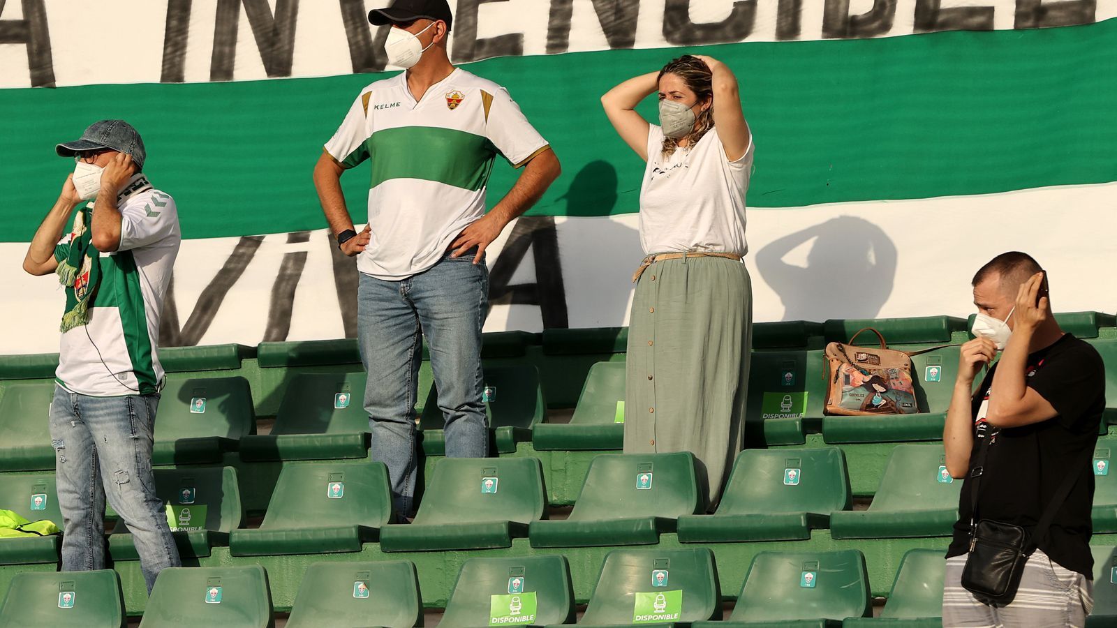 
                <strong>Von der attraktivsten zur langsamsten Liga Europas</strong><br>
                Noch vor wenigen Jahren galt die spanische Liga als Leckerbissen. Sie stand für Tore satt und technisch feinen Fußball - selbst bei Mittelfeldteams. Das hat sich inzwischen geändert. Mit 2,38 Toren pro Spiel in dieser Saison ist keine Top-Liga so torarm wie die spanische. In der italienischen Serie A fällt im Schnitt fast ein Tor mehr pro Partie (3,23). Verschleppung statt Spektakel also. Dazu passt, dass keine Top-Liga so überaltert ist: 27,5 Jahre alt ist der durchschnittliche La-Liga-Kicker. So alt wie in keiner anderen der europäischen Top-Ligen.
              