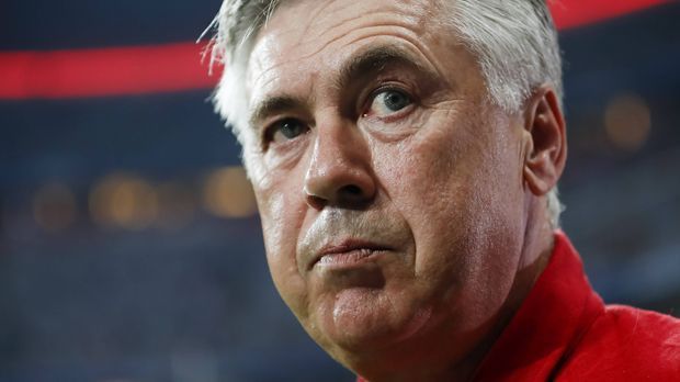 
                <strong>Carlo Ancelotti</strong><br>
                60. Min: Ein Ball hüpft an Ancelotti vorbei Richtung Bank. Er versucht ihn aufzuhalten, bringt die verschränkten Arme aber nicht rechtzeitig von der Brust. Für was gibt es die Ersatzspieler.
              