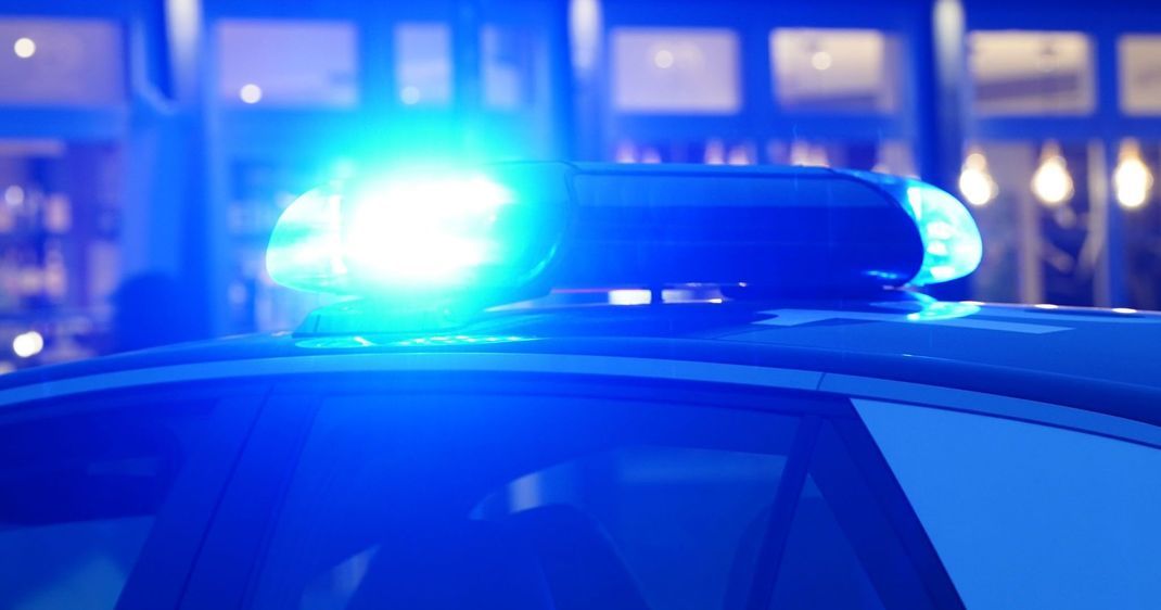 Ein Autofahrer hat in Nordfriesland laut Polizei die Kontrolle über seinen Wagen verloren und fünf Passanten verletzt.