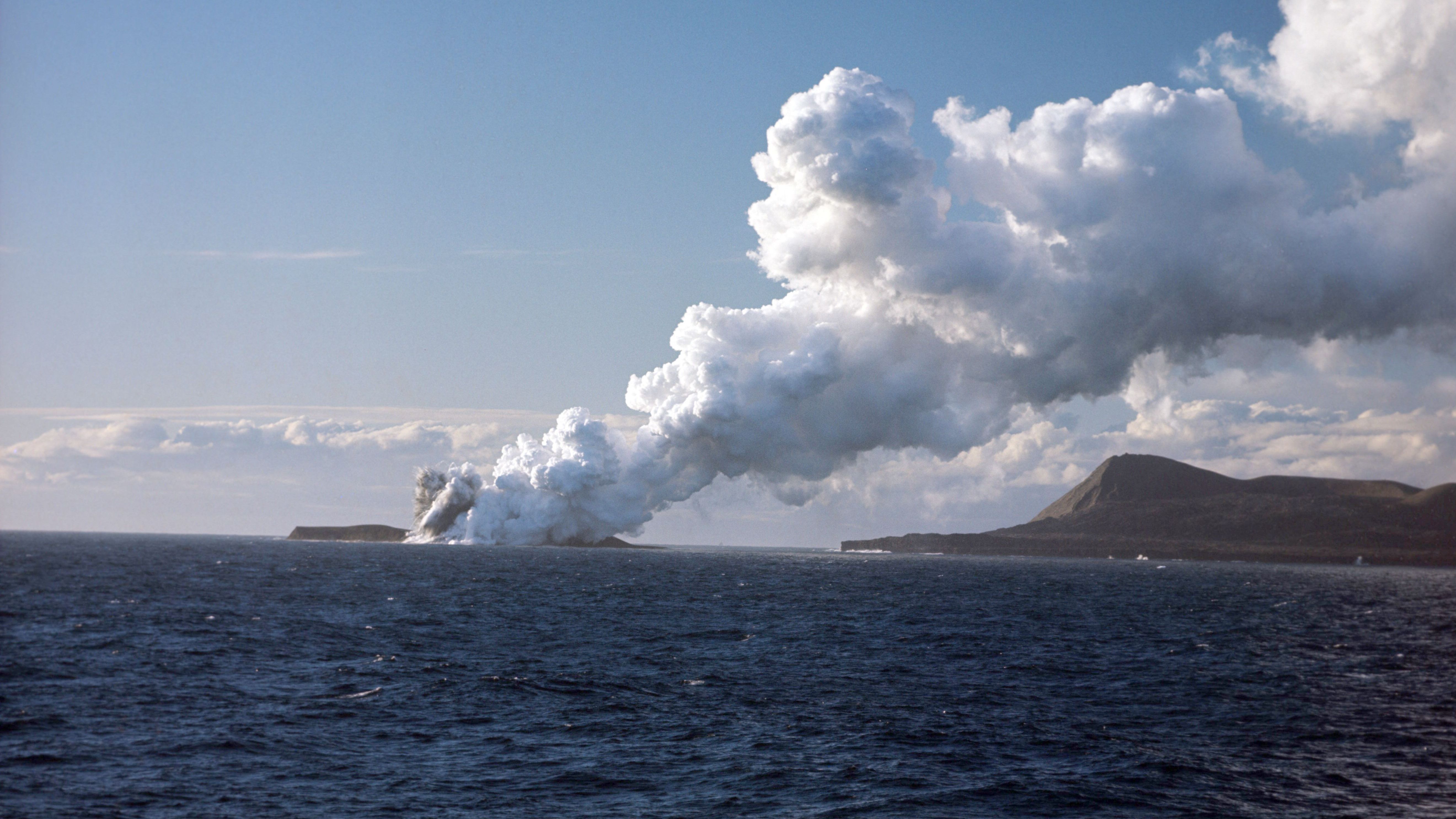 Die Insel Surtsey ist Islands jüngste Schwesterninsel. Sie entstand im Jahr 1963 nach einem submarinen Ausbruch und gehört heute zu den isländischen Westmänner-Inseln (isländisch „Vestmannaeyjar“).