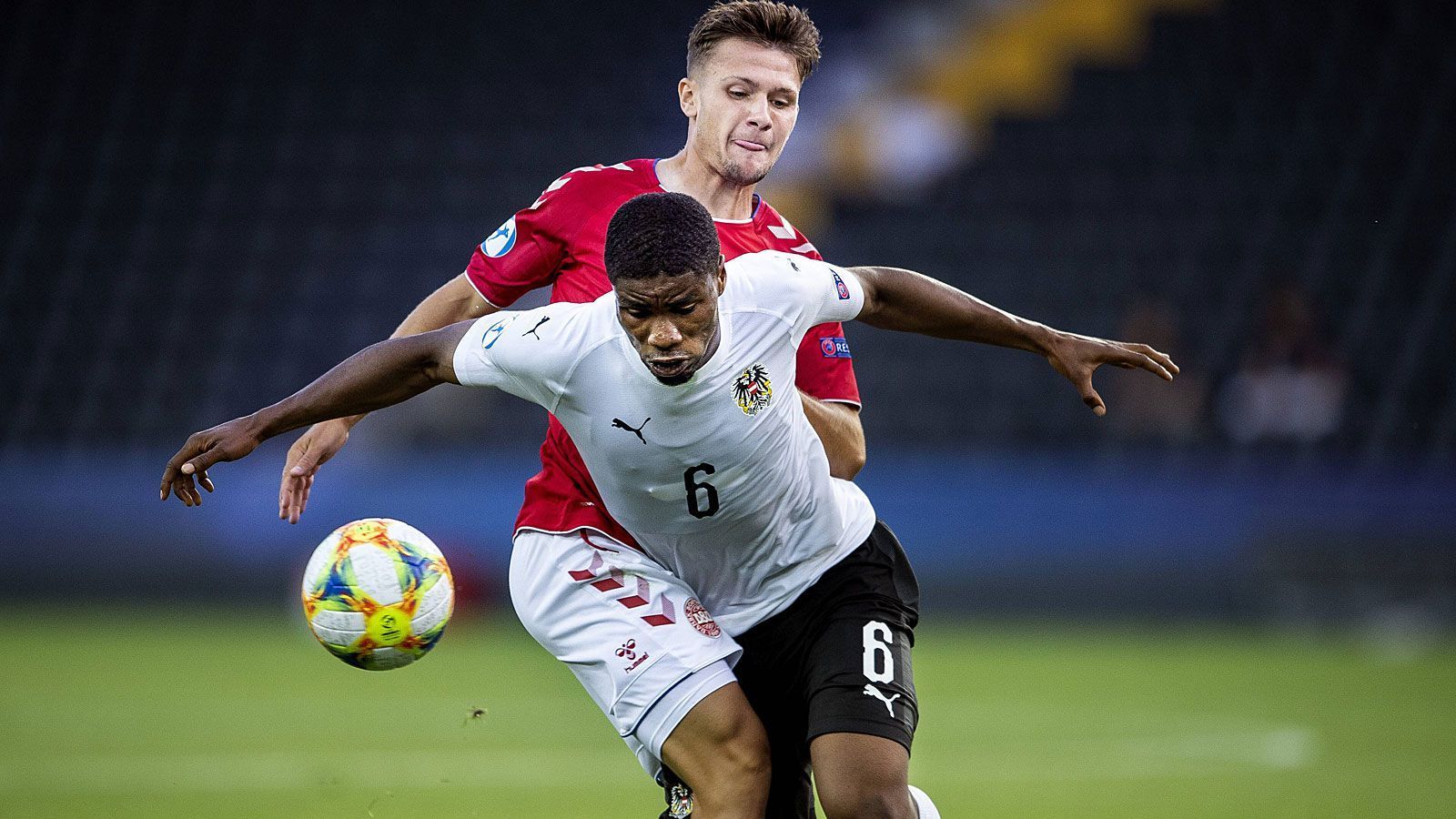 
                <strong>Kevin Danso (Abwehr)</strong><br>
                Der Sohn ghanaischer Eltern hat noch nie für einen österreichischen Verein gespielt. Nach seiner Ausbildung in England beim FC Reading sowie den MK Dons heuerte Kevin Danso im Januar 2014 beim FC Augsburg an. Sein Bundesligadebüt gab er am 3. März 2017 beim 2:2 gegen RB Leipzig - als er im Alter von 18 Jahren von Beginn an auflief. Weitere 40 Einsätze für die Fuggerstädter in der höchsten deutschen Spielklasse inklusive drei Treffern folgten seither. Bei der U21-EM spielte er in den ersten beiden Partien durch, auch für die A-Nationalmannschaft kam Danso schon sechsmal zum Einsatz - zuletzt vor einem Jahr.
              