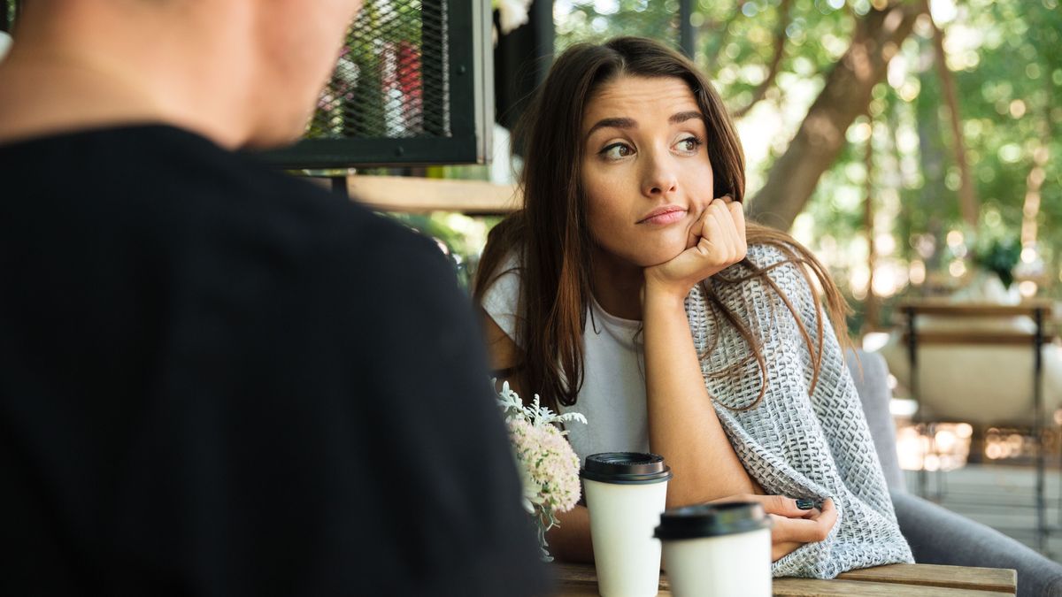 Frau beim Date gelangweilt