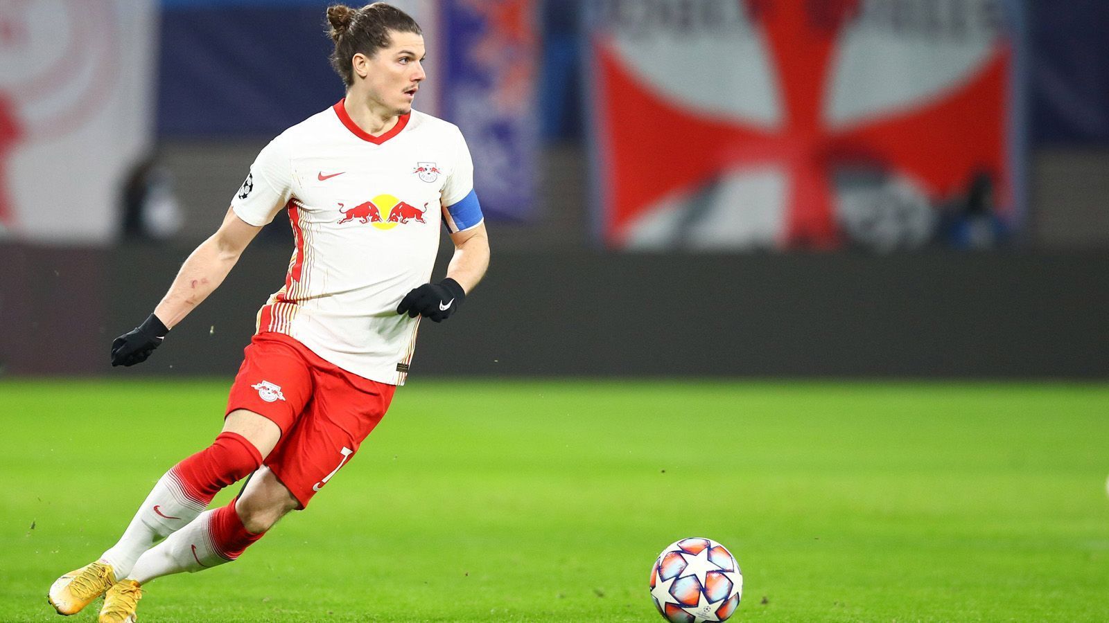 
                <strong>Mittelfeld: Marcel Sabitzer (RB Leipzig)</strong><br>
                Nach einem überstandenen Muskelfaserriss übernahm Marcel Sabitzer wieder seine Rolle im zentralen Mittelfeld. Seit dem sechsten Spieltag in der Bundesliga ist der Österreicher wieder Kapitän und führte RB auch in der Champions League als Spielführer auf den Platz. Beim entscheidenden Gruppenspiel gegen Manchester United bereitete er dank guter Übersicht das frühe 1:0 vor und brachte seine Mannschaft so auf die Siegerstraße.   
              