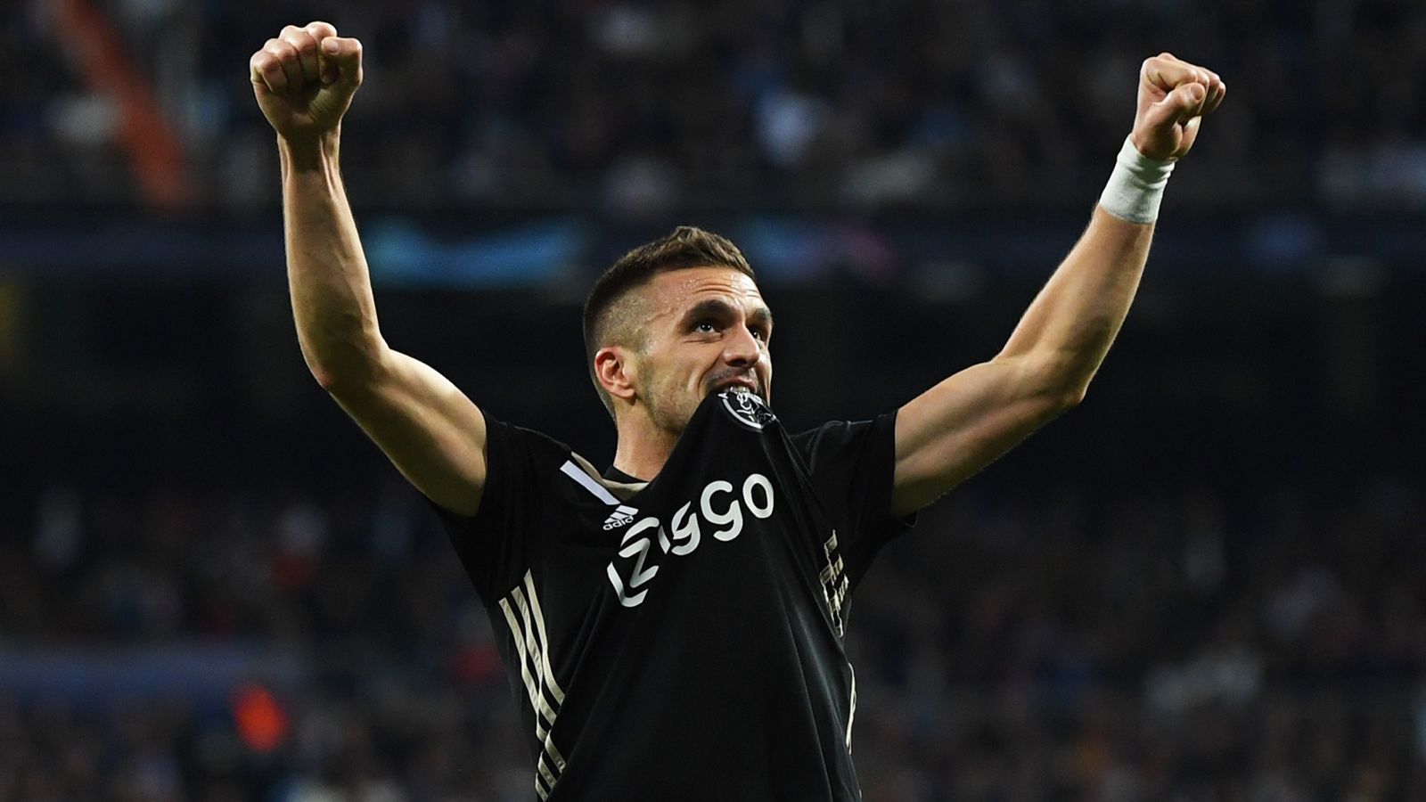 
                <strong>Sturm: Dusan Tadic (Ajax Amsterdam)</strong><br>
                Absolvierte Spiele im Wettbewerb 2018/19: 12
              