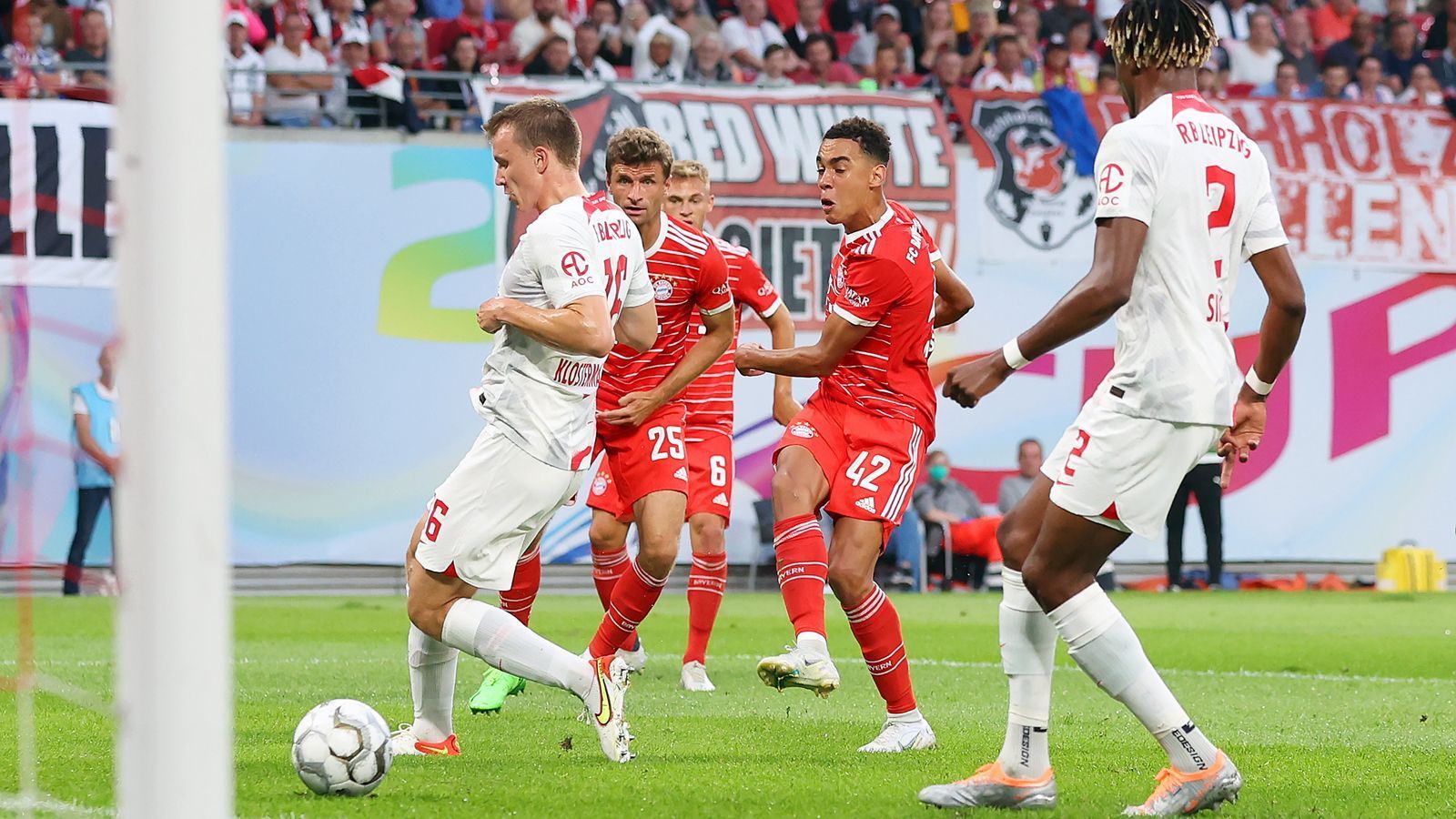 
                <strong>Jamal Musiala</strong><br>
                Hat in der 14. Minute seinen ersten großen Auftritt, als er nach einen Ballgewinn von Teamkollege Lucas Hernandez im RB-Strafraum blitzschnell schaltet und den Ball dann aus rund zehn Metern flach ins Leipziger Netz wuchtet. Das 1:0 für die Gäste. Auch in der Folge von keinem Leipziger zu bremsen. Musiala marschiert ein ums andere Mal durch die Defensive der Sachsen wie das heiße Messer durch die Butter. Eine Augenweide, dem jungen deutschen Nationalspieler beim Kicken zuzuschauen. Kein Wunder, dass er auch das 3:0 von Benjamin Pavard kurz vor der Halbzeit vorbereitet. Ein bärenstarker Auftritt. ran-Note: 1
              