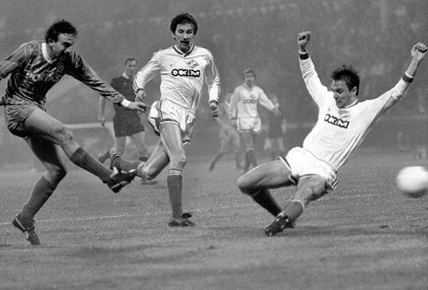 
                <strong>Werder Bremen - Spartak Moskau (1:4/6:2 n.V.)</strong><br>
                1987 steht Bremen in der 2. Runde des UEFA-Pokals nach einer 1:4-Pleite in Moskau vor dem Aus. Doch die Bremer führen im Rückspiel schnell mit 3:0, nach einem Gegentreffer sowie dem 4:1 folgt die Verlängerung. Dort machen die Norddeutschen eines ihrer größten Wunder perfekt.
              