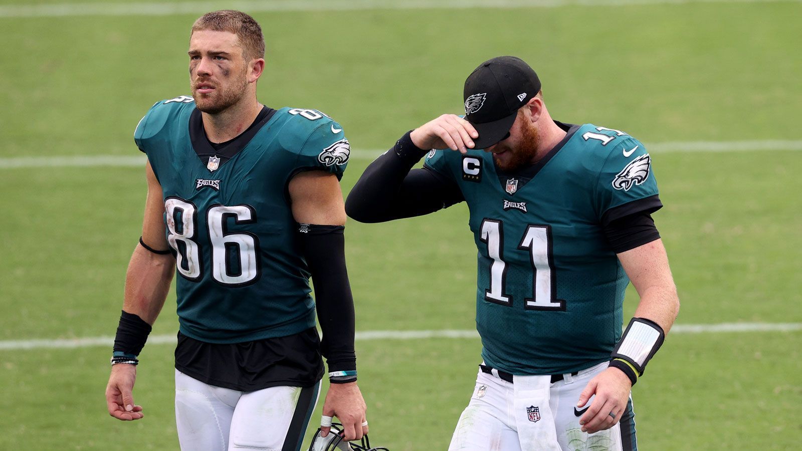 
                <strong>Platz 3: Philadelphia Eagles (0-2-1)</strong><br>
                Zwei Niederlagen und ein Unentschieden - ein Saisonstart zum Vergessen für Philly. Gerade die hochgelobte Offense scheint noch immer in der Saisonvorbereitung zu stecken, allen voran Carson Wentz. Sechs Interceptions warf der Spielmacher in den bisherigen drei Spielen - Liga-"Bestwert". Gegen das auf dem Papier unterlegene Washington Football Team gab die Mannschaft eine 10-Punkte-Führung aus der Hand und fing sich beim 17:27 20 gegnerische Punkte in Folge ein. Am 3. Spieltag mühte sich Philly zu einem 23:23 gegen die Cincinnati Bengals und entschied in der Overtime bei noch 15 Sekunden für einen Punt, anstatt ein langes 64-Yard-Field-Goal zu versuchen. Um den katastrophalen Saisonstart noch abzuwenden, müssen sowohl Wentz, als auch Head Coach Doug Peterson in den kommenden Spielen liefern.
              