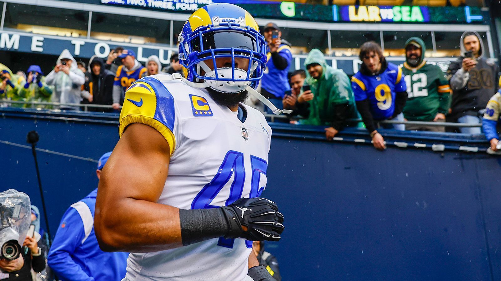 
                <strong>Bobby Wagner - Los Angeles Rams at Seattle Seahawks (Week 1)</strong><br>
                Seattle, Los Angeles und wieder Seattle. Nach einem Jahr bei den Rams kehrt Bobby Wagner in seine sportliche Heimat zurück und wird 2023 mit den Seahawks den Spielplanstatuten nach gleich zweimal auf den Divisionsrivalen treffen, das erste Mal gleich am 1. Spieltag. Große Emotionen sind vorprogrammiert.
              