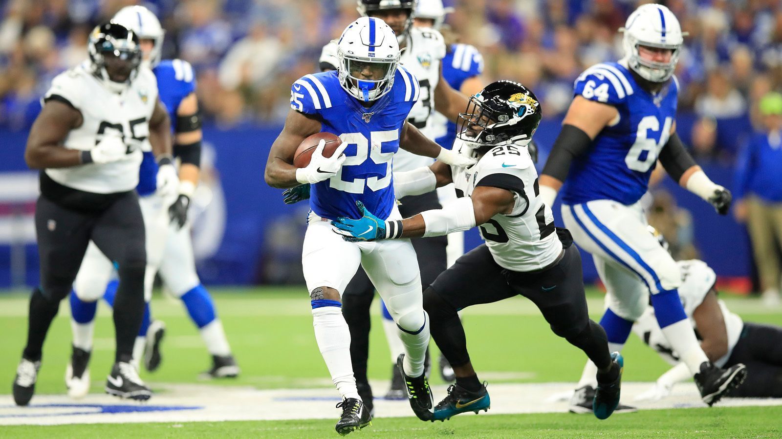 
                <strong>Rushing Offense: Indianapolis Colts</strong><br>
                Die Laufoffensive der Indianapolis Colts dominierte beim 33:13-Erfolg über die Jacksonville Jaguars. Die beiden Running Backs Marlon Mack und Nyheim Hines sowie Quarterback Jacoby Brisset erzielten jeweils einen Rushing Touchdown. Insgesamt konnten die Colts 264 erlaufene Yards verbuchen, die meisten erlief Running Back Jonathan Williams mit 116 Yards. Bitterer Beigeschmack: Mack zog sich im dritten Viertel einen Bruch des Mittelhandknochens zu und wird laut "ESPN" wahrscheinlich mehrer Wochen ausfallen.Gesamtpunktzahl: 44
              