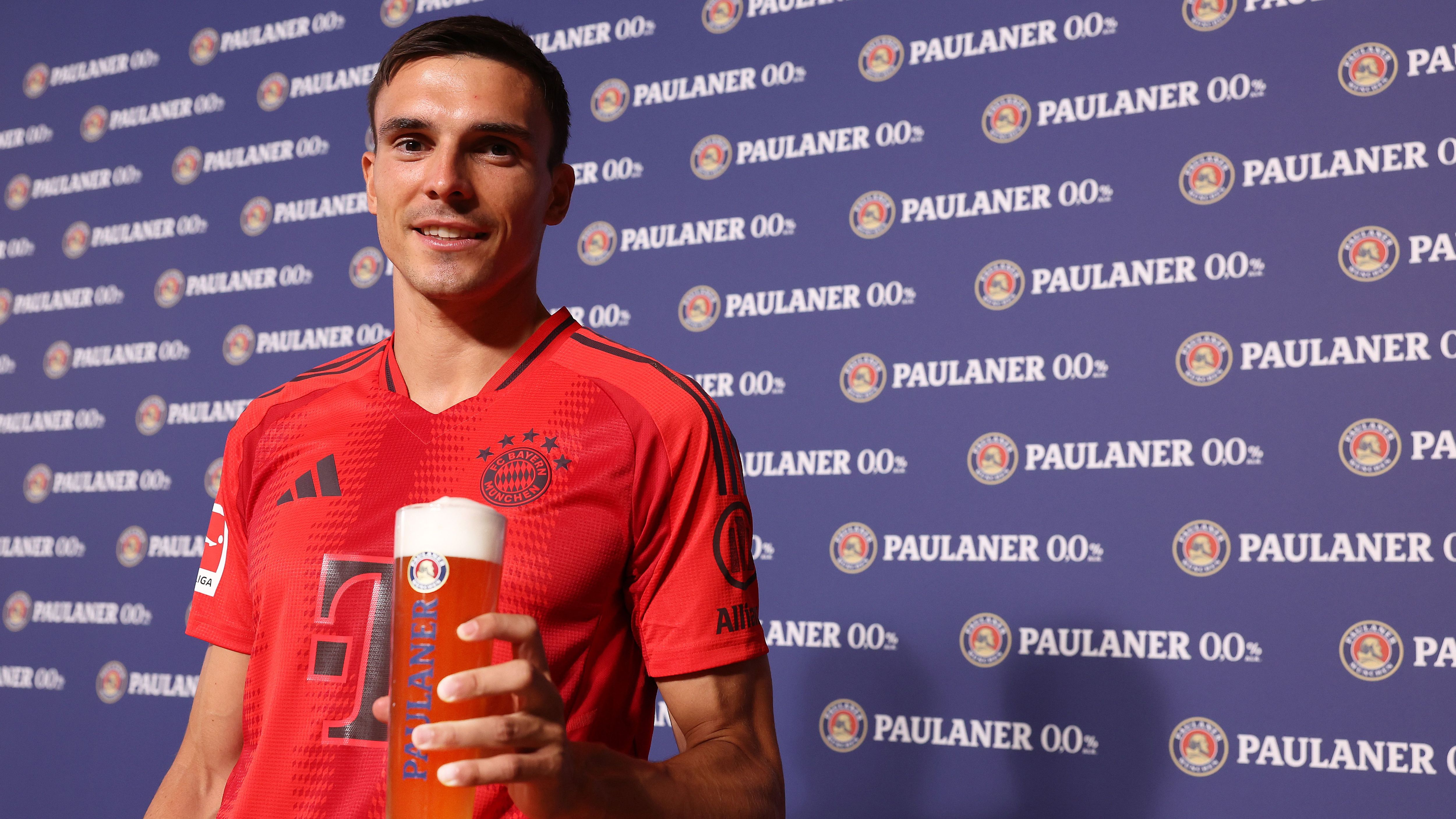 <strong>Bayern München beim Lederhosen-Shooting</strong><br>Auch Newcomer Joao Palhinha darf mit dem Bierglas posieren.