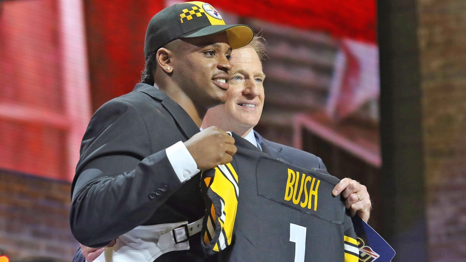 
                <strong>Gewinner: Pittsburgh Steelers</strong><br>
                Klar war, dass die Steelers stark nach einem Nachfolger für Ryan Shazier auf der Position des Inside Linebackers suchen. Sich für Devin Bush auf Platz zehn zu hochzutraden ist riskant, zeigt aber, wie viel die Steelers auf Bush halten. Auch wenn seine Körpergröße für diese Position vielleicht nicht ganz perfekt ist, seine Schnelligkeit und seine Coverage-Skills wissen durchaus zu überzeugen. Potenzial zu starten hat Bush in jedem Falle. Sein safetyartiger Spielstil ist außerdem rar gesät auf dieser Position in der NFL und dürfte die Steelers defensiv weiter voran bringen. 
              