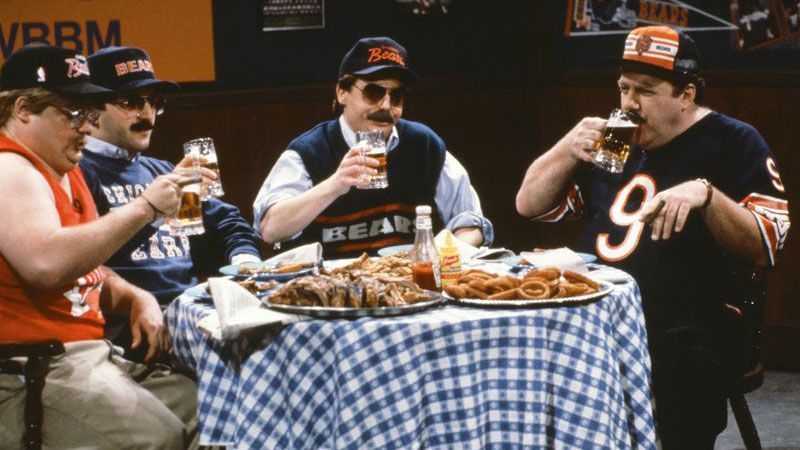 
                <strong>Chicago Bears - Bill Swerski und die Superfans ("Saturday Night Life")</strong><br>
                In den USA zählen die lustigen Sketche von "Saturday Night Life" zum Kulturgut. Von 1991 bis 1997 trafen sich Bill Swerski und seine Freunde zum gemeinsamen Fachsimpeln über ihre geliebten Chicago Bears. Berühmt wurden die Ausschnitte vor allem durch den markanten Dialekt der Schauspieler, die den typischen Slang Chicagos in ihre Stück einarbeiteten. Die Gruppe ernährt sich fast ausschließlich von Fleisch und prostet sich stets mit den Worten "Da Bears" zu. Zum 100-jährigen Jubiläum der NFL führte Swerski ein Interview mit Packers-Legende Brett Favre.Die Super Fans: https://www.youtube.com/watch?v=kBnnon_iZOM
              