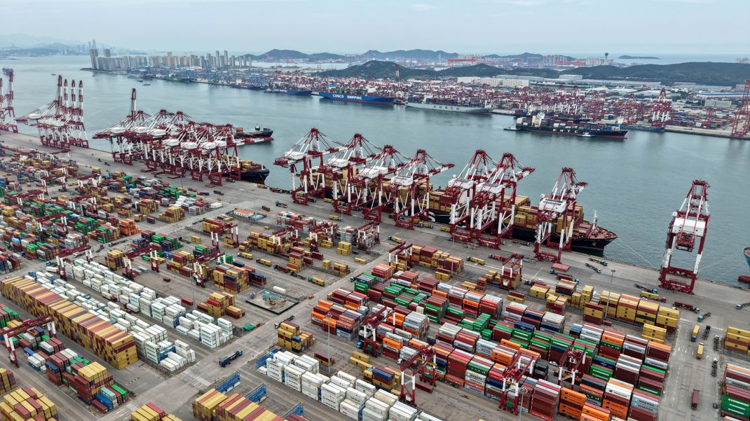 Luftbild einer Drohne zeigt den Hafen von Qingdao in der ostchinesischen Provinz Shandong. Derzeit ist die Stimmung in Chinas verarbeitendem Gewerbe angespannt.  