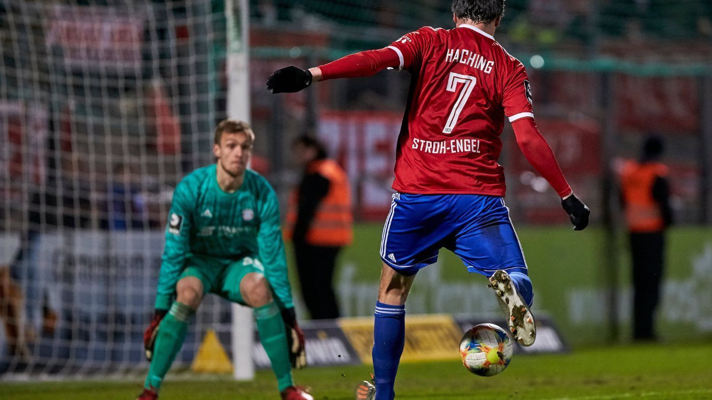 
                <strong>Ron-Thorben Hoffmann</strong><br>
                Der zweimalige U-18-Nationalspieler ging im vergangenen Sommer ablösefrei zu Eintracht Braunschweig, nachdem er zuvor eine Saison lang an Sunderland ausgeliehen war. Bei Braunschweig wurde Hoffmann im Saison-Endspurt zur Nummer eins - und trägt diese kommende Saison nun auch auf dem Rücken.
              