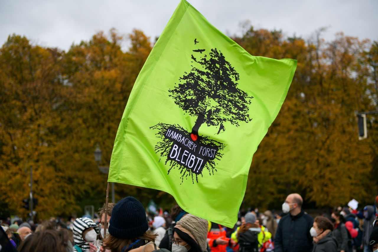 Auch beim Globalen Klimastreik von Fridays for Future (FFF) bleibt die Forderung ein Thema: Der Hambacher Forst bleibt.