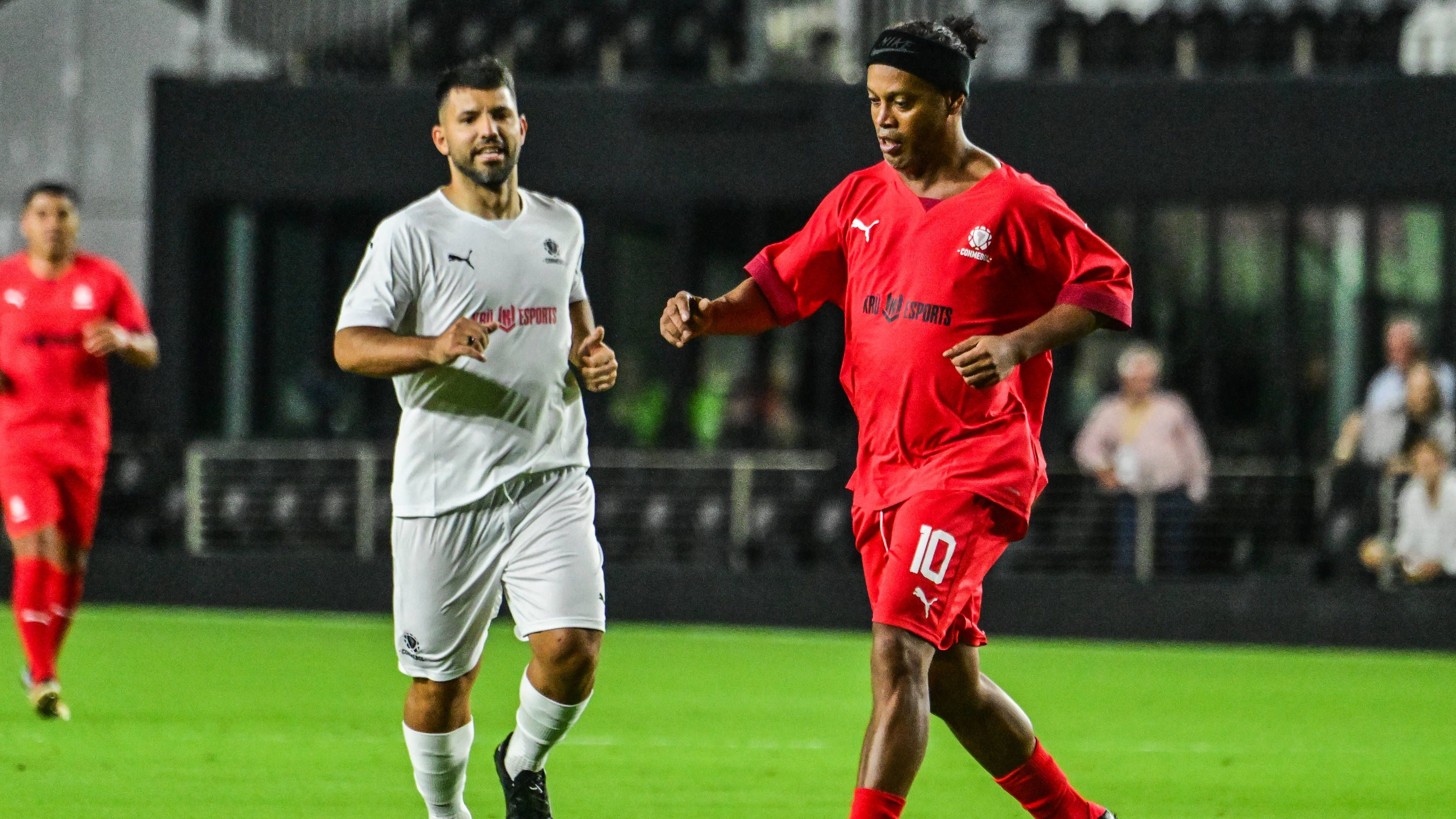 <strong>Brasilien: Ronaldinho</strong><br>Alter: 43 Jahre<br>Position: Linksaußen<br>Klubs: u.a. FC Barcelona, Paris St. Germain, AS Mailand,&nbsp;