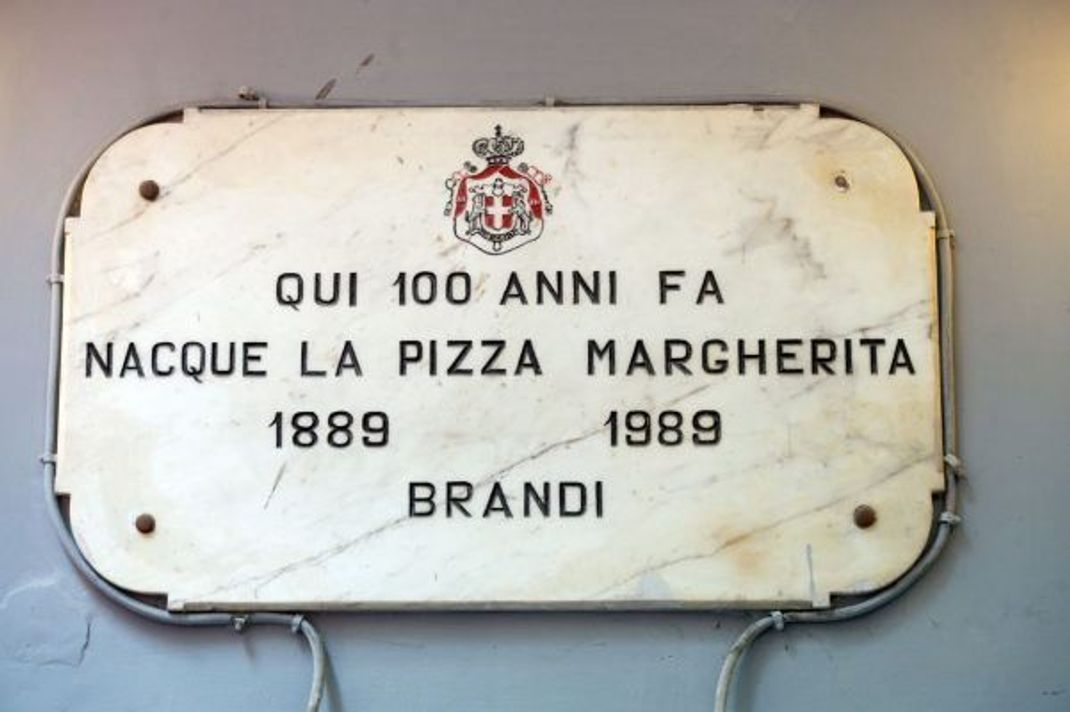 Der Ort der kulinarischen Erfindung: In der "Pizzeria Brandi" (Salita S. Anna di Palazzo, 1/2) in Neapel gibt's nach wie vor die berühmte "Pizza Margherita".