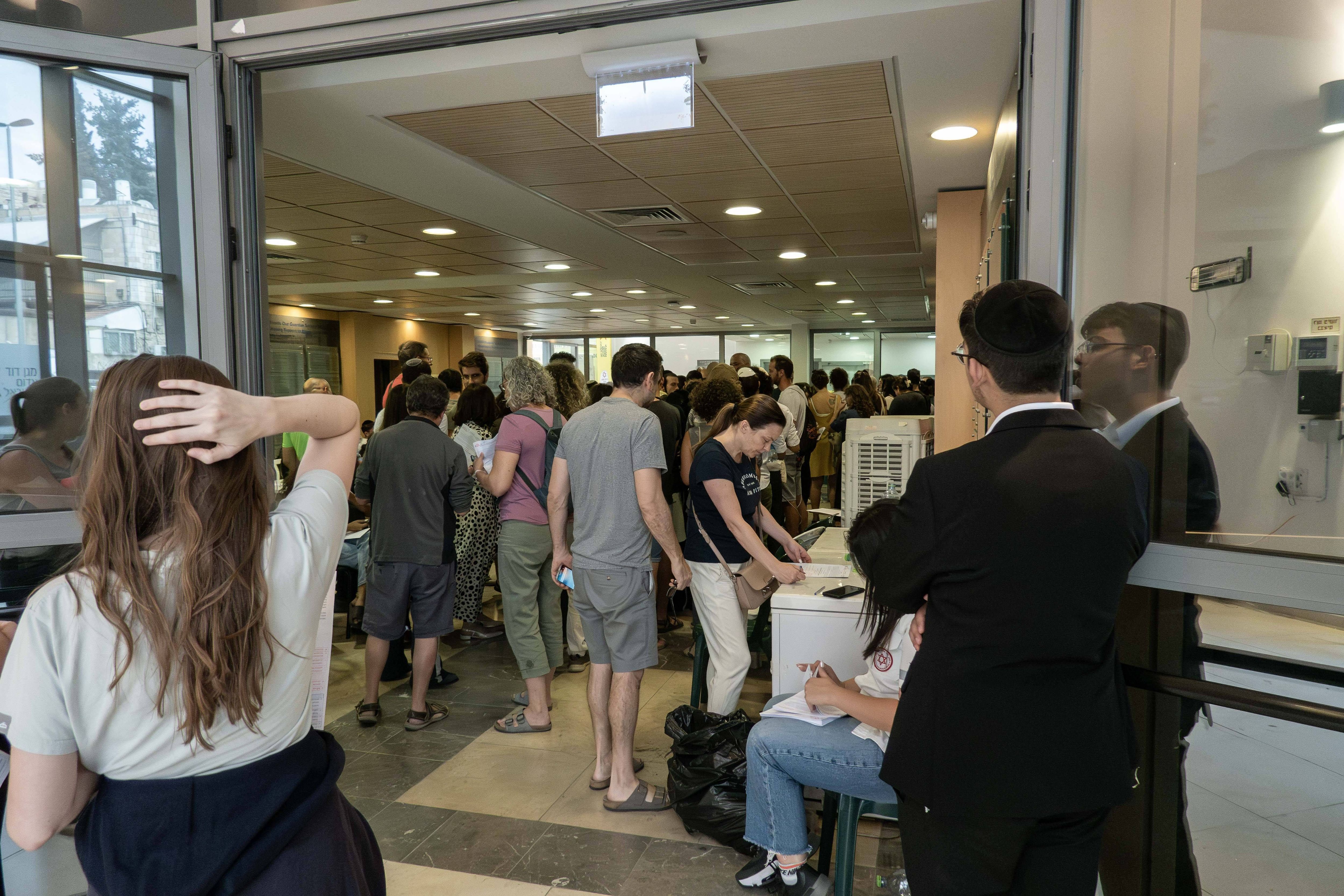 Freiwillige stehen nach den Angriffen in Jerusalem Schlange, um Blut für die zahlreichen Verletzten zu spenden.