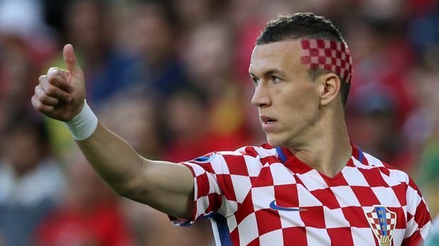 
                <strong>Ivan Perisic</strong><br>
                Ivan Perisic: Er war der auffälligste Kroate gegen Portugal - zumindest optisch. Mit seinem dem kroatischen Trikot angepassten Karo-Muster links in seine Haare rasiert, blieb Perisic spielerisch jedoch eher blass. In der 30. Minute schoss er den bis dahin besten Abschluss der Kroaten ans Außennetz, danach tauchte er bis zum Beginn der Verlängerung unter, bis er einen Kopfball knapp über das Tor setzte. Besondes bitter: In der Verlängerung scheiterte er per Kopf am Pfosten - im Gegenzug erzielte Portugal den Siegestreffer. ran-Note: 3-
              