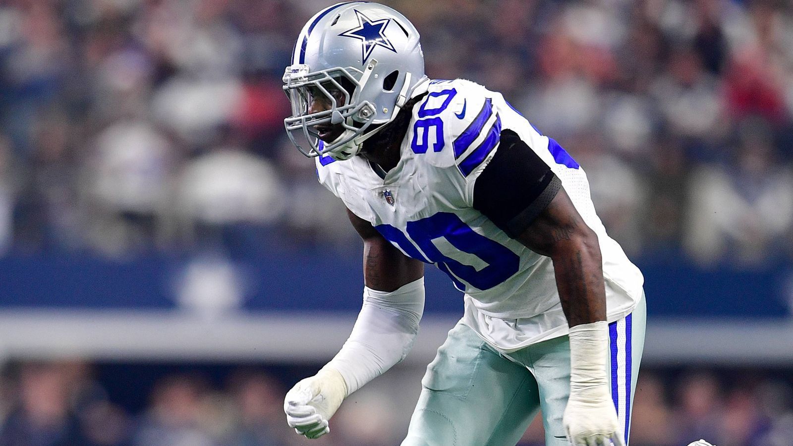 
                <strong>2. DeMarcus Lawrence (Dallas Cowboys)</strong><br>
                Seine 10,5 Sacks waren zwar etwas weniger als die 14,5 von 2017, der Defensive End gehört aber immer noch zu den besten Pass Rushern. Die Cowboys können Lawrence mit dem zweiten Franchise Tag zwar nochmal halten, die Variante dürfte die Cowboys rund 20 Millionen Dollar kosten. Gut möglich, dass Dallas es auch mit einem langfristigen Vertrag versucht. Oder Lawrence sahnt als einer der wenigen Top-Pass-Rusher auf dem Markt woanders ab.
              