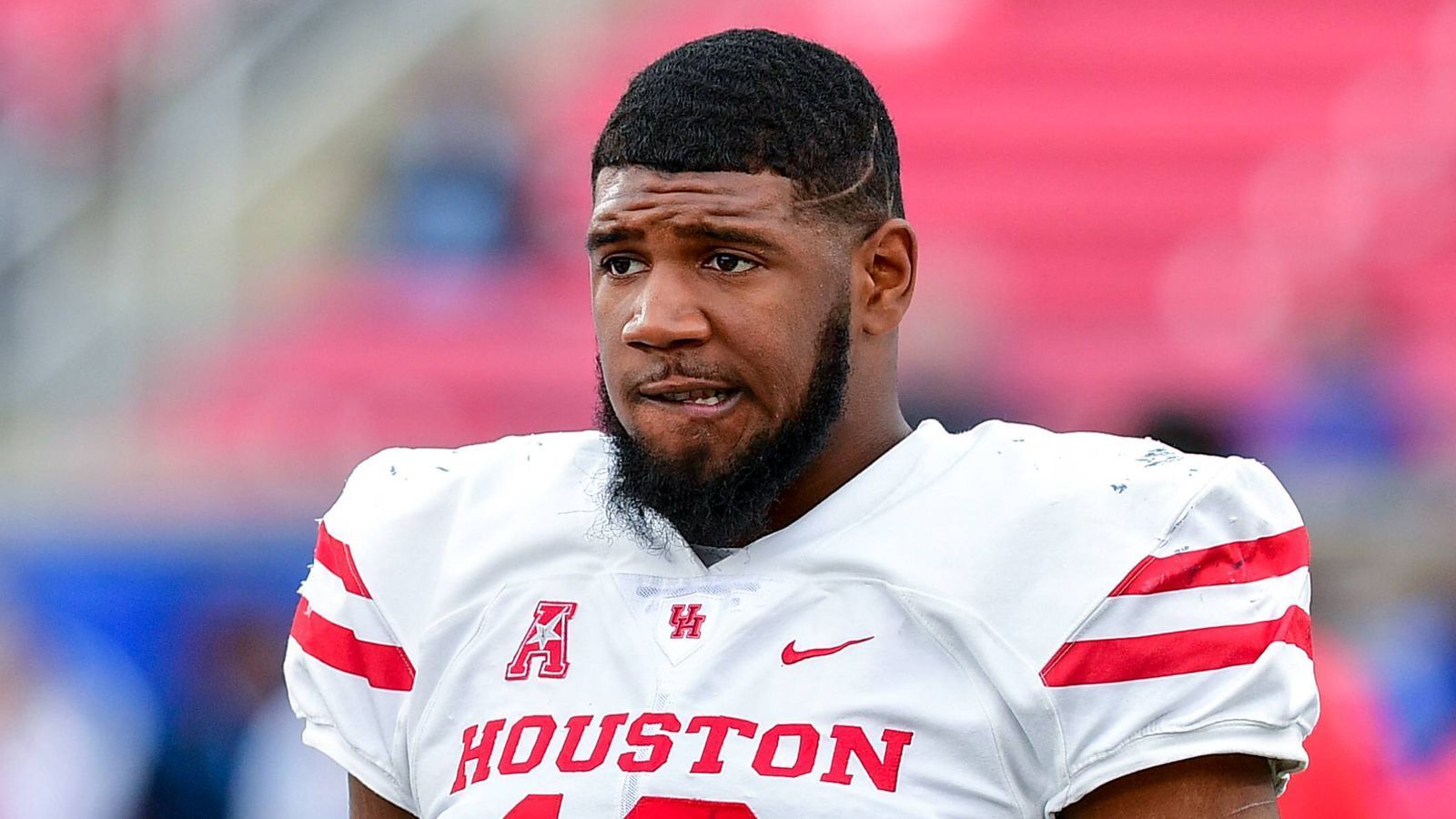 
                <strong>Ed Oliver (Defensive Tackle/Houston)</strong><br>
                Ed Oliver wird nicht erst seit der vergangenen College-Saison als Top-Pick gehandelt, er bestätigte 2018 in seinem Junior-Jahr sein Talent nachdrücklich. Er ist mit 1,90 Meter zwar nicht übermäßig groß, weshalb es immer wieder Zweifel gibt, aber er bringt dafür umso mehr Power, Durchschlagskraft, Aggression und Schnelligkeit mit. Eigenschaften, mit denen er die fehlende Körpergröße ausgleicht. Eine Waffe mit Potenzial, sowohl gegen das Lauf- als auch gegen das Passspiel. Dass Oliver die Eigenschaften hat, kann er beim Combine vor großem NFL-Publikum unterstreichen.
              