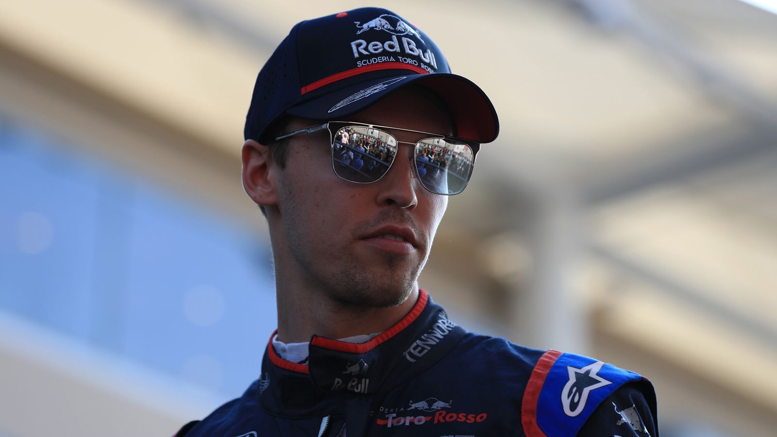 
                <strong>16. Daniil Kvyat (Toro Rosso)</strong><br>
                War zwischenzeitlich mal im Gespräch für eine Beförderung zu Red Bull Racing, offenbart aber immer noch zu viele Konzentrationsfehler. Solider Fahrer mit seltenen Ausreißern nach oben. Dafür ist Kvyat regelmäßig in Crashs und Kollisionen verwickelt, bei denen wahlweise die anderen schuld oder die Rennkommissare doof sind. 
              