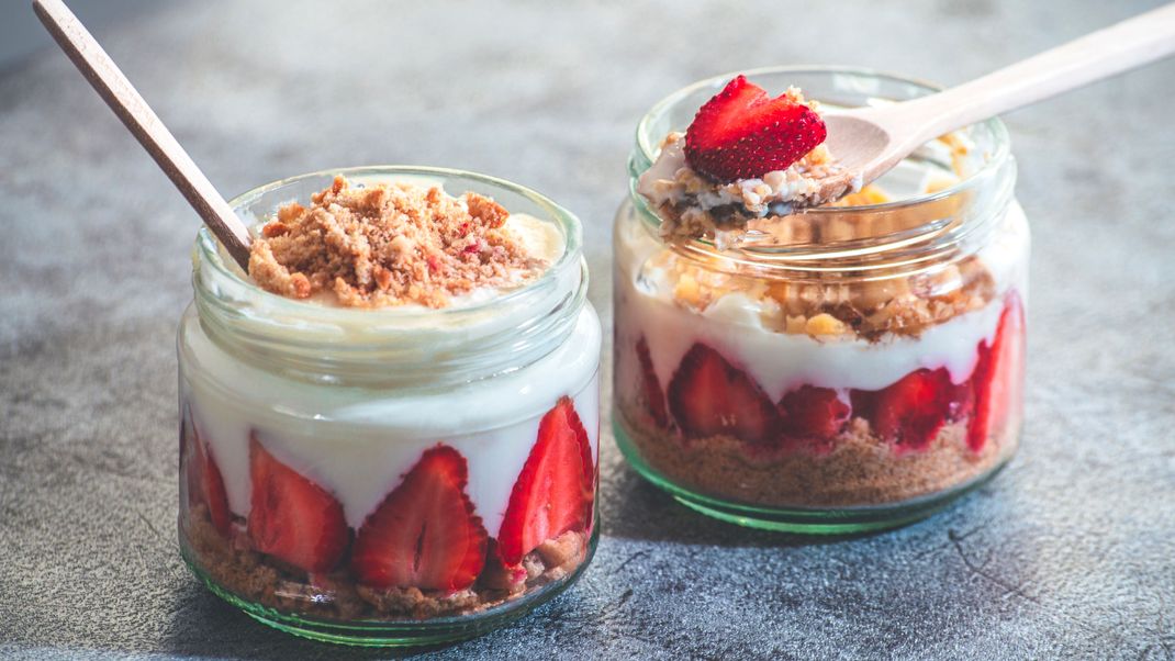 Dieses Erdbeer-Dessert rundet jeden gelungenen Grillabend in der Sonne perfekt ab. 