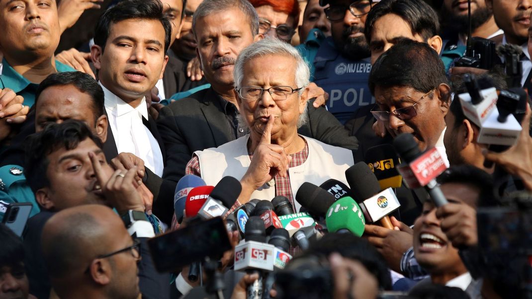 Archivaufnahme, 1. Januar 2024, Bangladesch, Dhaka: Muhammad Yunus (Mitte), Friedensnobelpreisträger aus Bangladesch