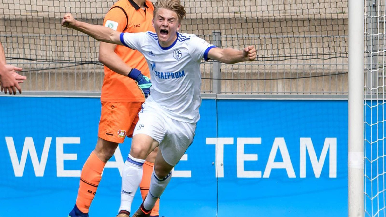
                <strong>Rene Biskup (FC Schalke 04)</strong><br>
                Schalkes Hoffnungsträger in der Offensive heißt Rene Biskup. Der 17-Jährige spielt bereits seit 2015 in der Knappenschmiede und war in der vergangenen B-Jugend-Saison mit 22 Treffern der zweitbeste Torschütze der West-Staffel hinter Moukoko. In der A-Jugend läuft es bisher noch nicht ganz so rund. Das Team von Norbert Elgert hat aus den ersten drei Saisonspielen nur vier Punkte geholt und Biskup noch nicht getroffen. Das Potential zu einer starken Saison hat er aber allemal.
              