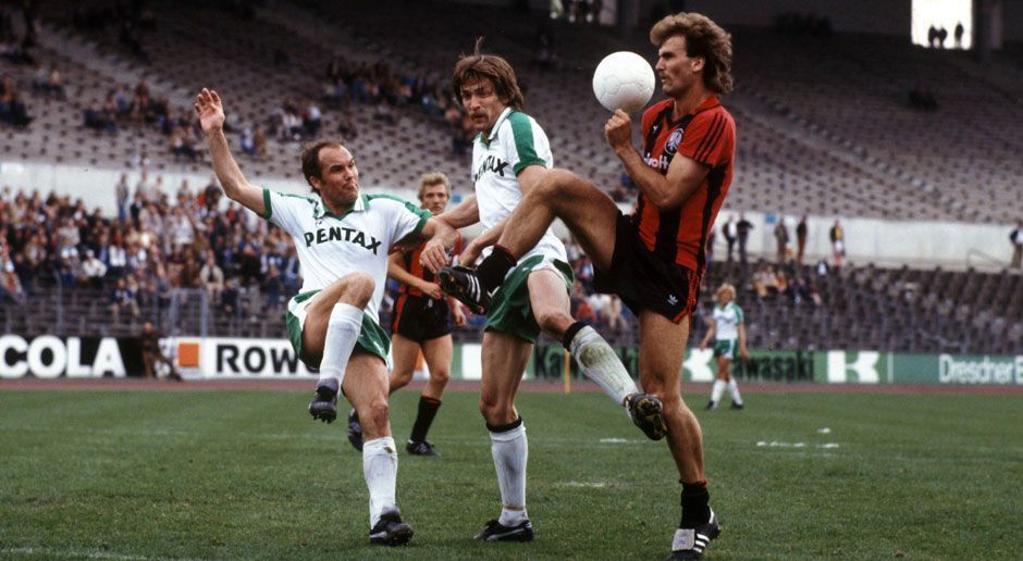 
                <strong>Werder Bremen (1980)</strong><br>
                1980 verliert die Bundesliga Sepp Maier, Jürgen Grabowski und Kevin Keegan sowie Trainerlegende Hennes Weisweiler - und Werder. Dem Ausrutscher folgen die prompte Rückkehr und die glorreiche Ära Otto Rehhagel. Nach Jahren in der Königsklasse seit 2011 Mittelmaß in der Bundesliga.
              